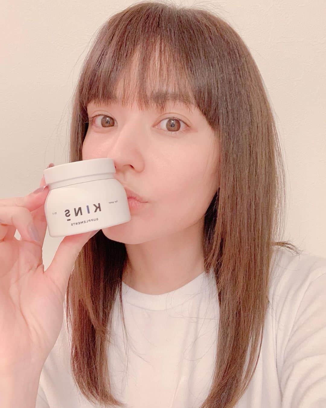 のインスタグラム：「【𝗞𝗜𝗡𝗦̲ 】 ﻿ 最近、気になってた“乳酸菌”﻿ KINS̲は20種類の乳酸菌と、酵母菌、乳酸菌生産物質でできてるサプリメント.﻿ ﻿ そして、今の自分の肌がどのような環境なのか(＝常在菌の状況)を知ることができるKINS̲スキンキットもやってみたので、結果が楽しみ♡﻿ ﻿ 菌を意識してバランスの良い食生活を心がけて お肌改善もしていきたいです𓂃 𓈒𓏸﻿ ﻿ ﻿ #菌と生きる #からだが生きる #菌活 #腸活 #乳酸菌 #菌ケア﻿ #yourkins」