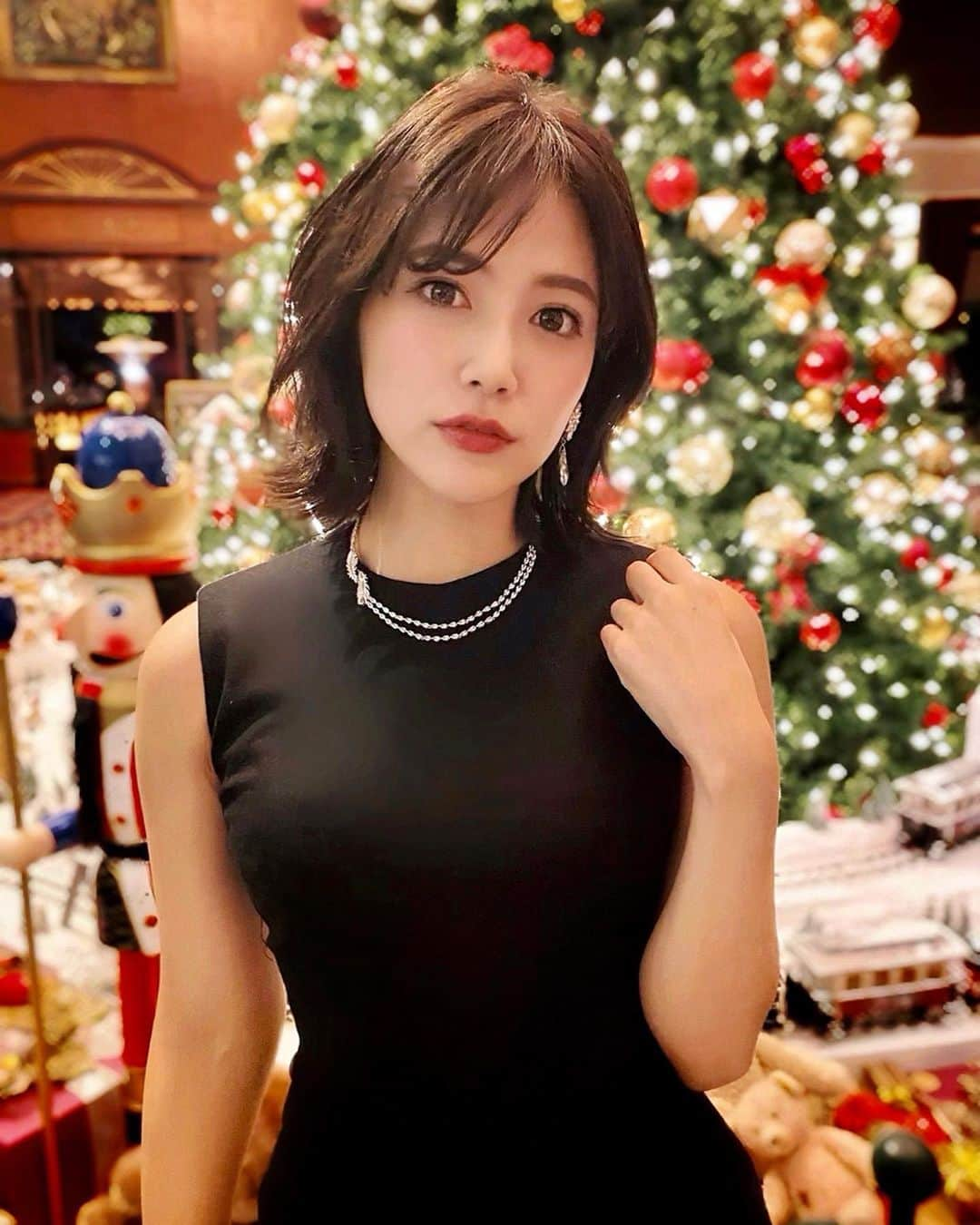 石井里奈さんのインスタグラム写真 - (石井里奈Instagram)「こんばんは🧸🎄 . 今日はお気に入りのネックレスをご紹介💍💎 . スワロフスキーの今シーズン注目のHoliday Collection🔔Naughty or Nice🔔のネックレス💎✨ . よい子（Nice）もいたずらっ子（Naughty）もサンタさんからプレゼントをもらいたい…昔からのクリスマスの言い伝えにインスパイアされたシリーズなの🤭❣️ . お守り、愛情、調和を象徴する天使の羽根のモチーフがとっても可愛い👼💕 . 私は普段仕事でジャケットの下に着ている黒のシックなワンピに合わせたんだけど、相性抜群🥰シンプルで合わせやすいデザインなので、普段着ているお洋服に合わせやすい💕 . 最近首元が詰まったトップスとかブラウスとか流行っているのでそうゆうのにも 合わせやすそう🙆‍♀️💕 . 価格も意外とリーズナブルな上に、普段のコーデを華やかにしてくれるアイテムだから、これからもっとおしゃれを楽しくさせてくれること間違いなし🌈（最近いろんなコーデに合わせてるのでこれからまた投稿で紹介します） . 3枚目の赤のジュエリーボックスは、12/1から税抜23,000円以上お買い上げで頂けるトラベルジュエリーボックス💎いつも旅行の時にはトラベルジュエリーボックス持っていくのでとっても嬉しい😌中が細かく区切られてて収納しやすいよ💕✨ . 明日からまた頑張ろー！ . #SWAROVSKI #スワロフスキージュエリー #Swarovski #SparkDelight #ジュエリー #アクセサリー #xmas #pr #クリスマス #christmas #クリスマスジュエリー #クリスマスプレゼント #クリスマスコーデ #accessory #jewelry #キラキラ #クリスマスツリー #ネックレス #necklace #ウェスティンホテル東京 #fashion #コーデ #コーディネート #ファッション #きょコ #東京ホテル #ホテルウェディング #ホテルビュッフェ #りなまるメイク」11月24日 19時57分 - ri7tin1025