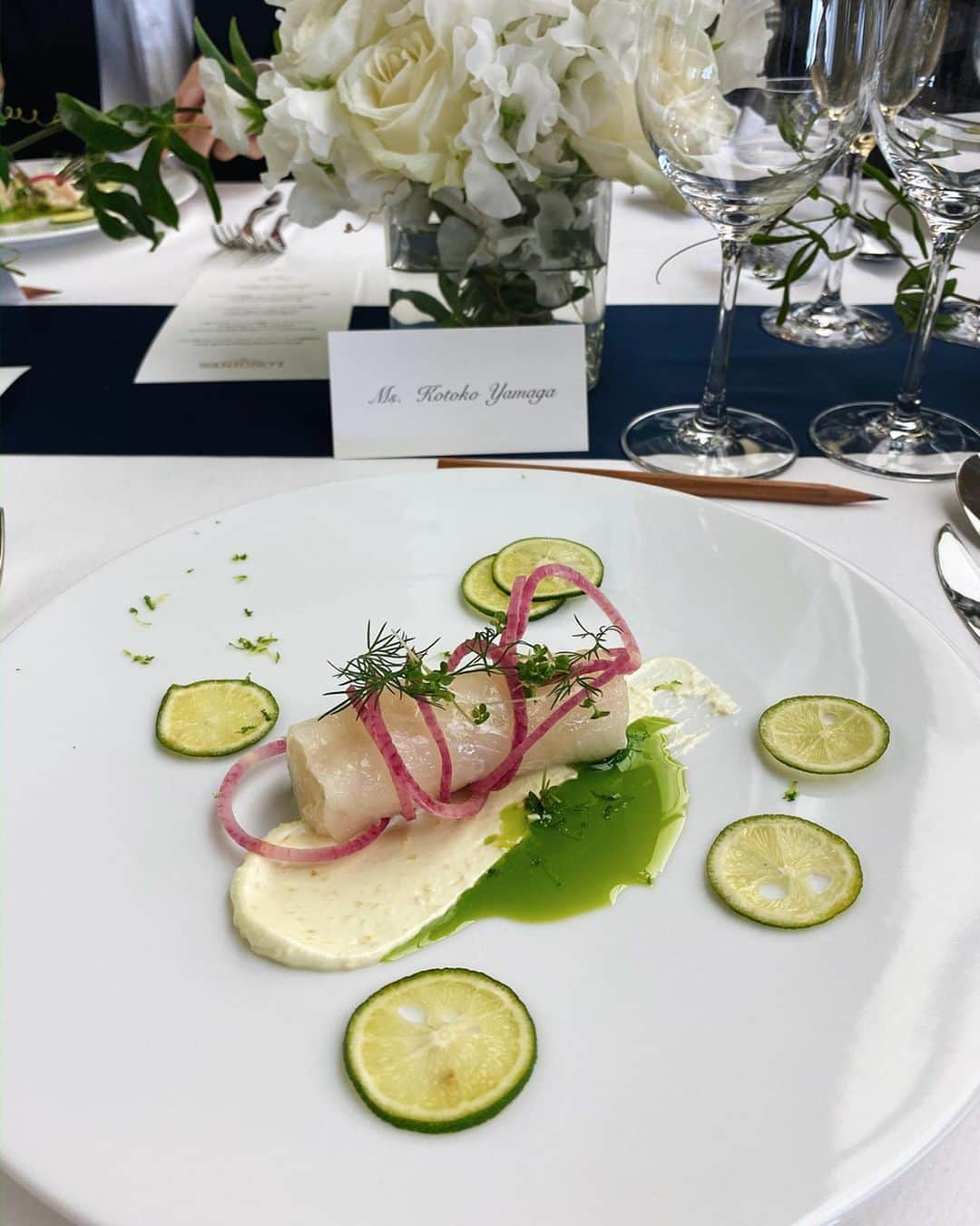 山賀琴子さんのインスタグラム写真 - (山賀琴子Instagram)「LONGINES Japan Cup in Exclusive Lunch Event﻿ ﻿ ご招待いただき参加しました✨﻿ 初めての競馬でしたが﻿ 場内の熱気に私も熱くなってしまい(!)﻿ 馬券を購入してレースを応援しました🥺‼️﻿ ﻿ 結果は、、﻿ 残念ながら惨敗でした😂💦﻿ ﻿ しかし！今回こうして素敵な空間で﻿ レースに興奮しながら﻿ みんなで盛り上がるという﻿ とても素敵で貴重な経験ができて﻿ すごく楽しかったです☺️✨﻿ ﻿ ﻿ 競馬、、勝ちたかったなぁ笑﻿ ﻿ @Longines さんありがとうございました✨﻿ #eleganceisanattitude﻿ #ロンジン」11月24日 20時05分 - kotokoyamaga