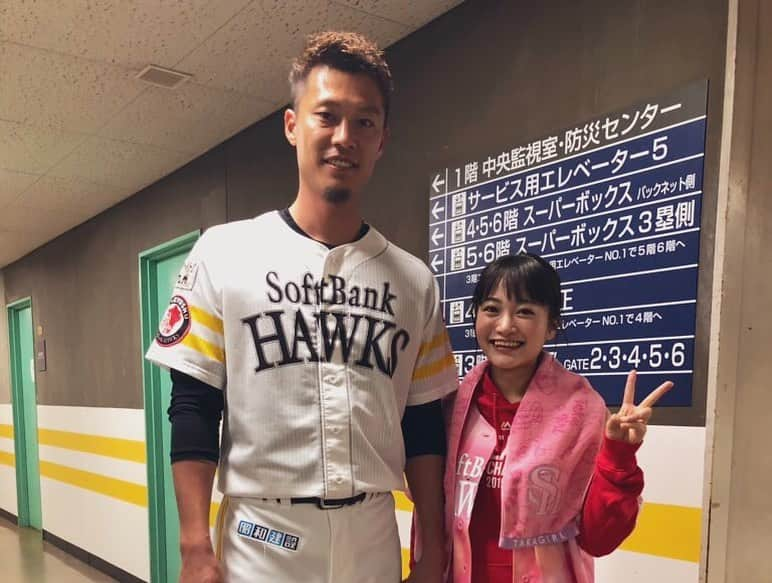 福田愛依さんのインスタグラム写真 - (福田愛依Instagram)「今日は福岡ソフトバンクホークスファンフェスティバルでした！！ タカガールコレクションでは周東佑京選手と観戦コーデで出演させて頂きました！！☺︎★ とても楽しかったです！！ イベント終了後には中村晃選手と岩崎翔選手にもお写真を撮って頂きました🙇‍♀️✨ ありがとうございます！！ 小学生の頃から大好きなホークスなのでイベントなどの参加が出来る事を本当に嬉しく思います…！！ これからも応援してます！！✊✨ #福岡ソフトバンクホークス #sbhawks #周東佑京 #中村晃 #岩崎翔 #選手 #タカガール #ファンフェスタ #ヤフオクドーム」11月24日 20時07分 - meii_cheer