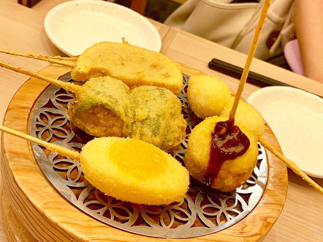 わっきーさんのインスタグラム写真 - (わっきーInstagram)「とんかつ神楽坂さくら五反田店へ。 夜は串カツメニューが食べられるということで再訪。 植物性100%の油で軽めな揚げ。 豚はゆきざわSPF豚使用。  他の串カツより1.5倍大きめ。 極みヒレカツはトリュフ塩オイルを付けていただく。  日本酒と合わせたが、かなり合う。 揚げ物好きの女性なら、相当喜ぶと思う。  #とんかつ神楽坂さくら  #とんかつ神楽坂さくら五反田店  #とんかつ  #トンカツ  #串カツ  #串かつ  #日本酒  #五反田  #五反田グルメ  #五反田ランチ  #五反田とんかつ  #東京グルメ #youtube #youtuber #わっきーtv #わっきー #食レポ #飯テロ #飯テログラム #飯テロ動画」11月24日 20時25分 - makoto_ishiwaki