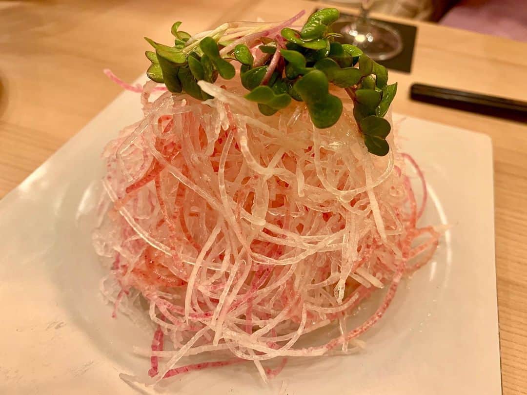 わっきーさんのインスタグラム写真 - (わっきーInstagram)「とんかつ神楽坂さくら五反田店へ。 夜は串カツメニューが食べられるということで再訪。 植物性100%の油で軽めな揚げ。 豚はゆきざわSPF豚使用。  他の串カツより1.5倍大きめ。 極みヒレカツはトリュフ塩オイルを付けていただく。  日本酒と合わせたが、かなり合う。 揚げ物好きの女性なら、相当喜ぶと思う。  #とんかつ神楽坂さくら  #とんかつ神楽坂さくら五反田店  #とんかつ  #トンカツ  #串カツ  #串かつ  #日本酒  #五反田  #五反田グルメ  #五反田ランチ  #五反田とんかつ  #東京グルメ #youtube #youtuber #わっきーtv #わっきー #食レポ #飯テロ #飯テログラム #飯テロ動画」11月24日 20時25分 - makoto_ishiwaki