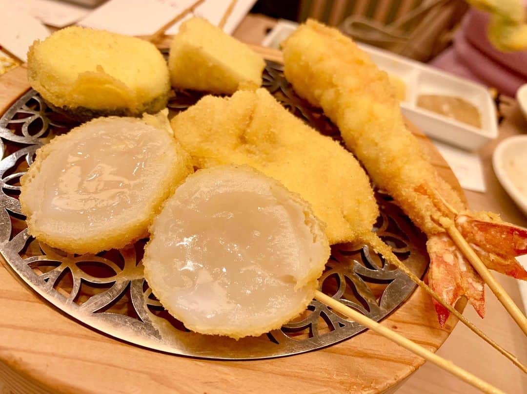 わっきーさんのインスタグラム写真 - (わっきーInstagram)「とんかつ神楽坂さくら五反田店へ。 夜は串カツメニューが食べられるということで再訪。 植物性100%の油で軽めな揚げ。 豚はゆきざわSPF豚使用。  他の串カツより1.5倍大きめ。 極みヒレカツはトリュフ塩オイルを付けていただく。  日本酒と合わせたが、かなり合う。 揚げ物好きの女性なら、相当喜ぶと思う。  #とんかつ神楽坂さくら  #とんかつ神楽坂さくら五反田店  #とんかつ  #トンカツ  #串カツ  #串かつ  #日本酒  #五反田  #五反田グルメ  #五反田ランチ  #五反田とんかつ  #東京グルメ #youtube #youtuber #わっきーtv #わっきー #食レポ #飯テロ #飯テログラム #飯テロ動画」11月24日 20時25分 - makoto_ishiwaki