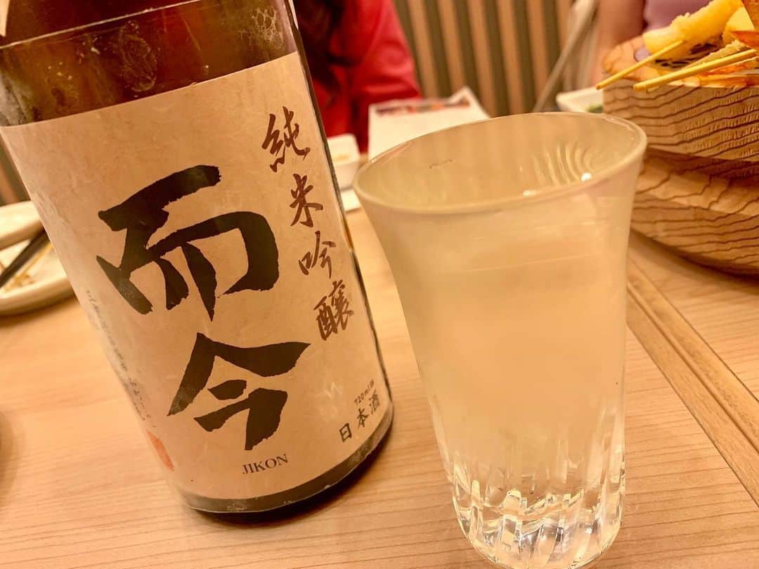 わっきーさんのインスタグラム写真 - (わっきーInstagram)「とんかつ神楽坂さくら五反田店へ。 夜は串カツメニューが食べられるということで再訪。 植物性100%の油で軽めな揚げ。 豚はゆきざわSPF豚使用。  他の串カツより1.5倍大きめ。 極みヒレカツはトリュフ塩オイルを付けていただく。  日本酒と合わせたが、かなり合う。 揚げ物好きの女性なら、相当喜ぶと思う。  #とんかつ神楽坂さくら  #とんかつ神楽坂さくら五反田店  #とんかつ  #トンカツ  #串カツ  #串かつ  #日本酒  #五反田  #五反田グルメ  #五反田ランチ  #五反田とんかつ  #東京グルメ #youtube #youtuber #わっきーtv #わっきー #食レポ #飯テロ #飯テログラム #飯テロ動画」11月24日 20時25分 - makoto_ishiwaki