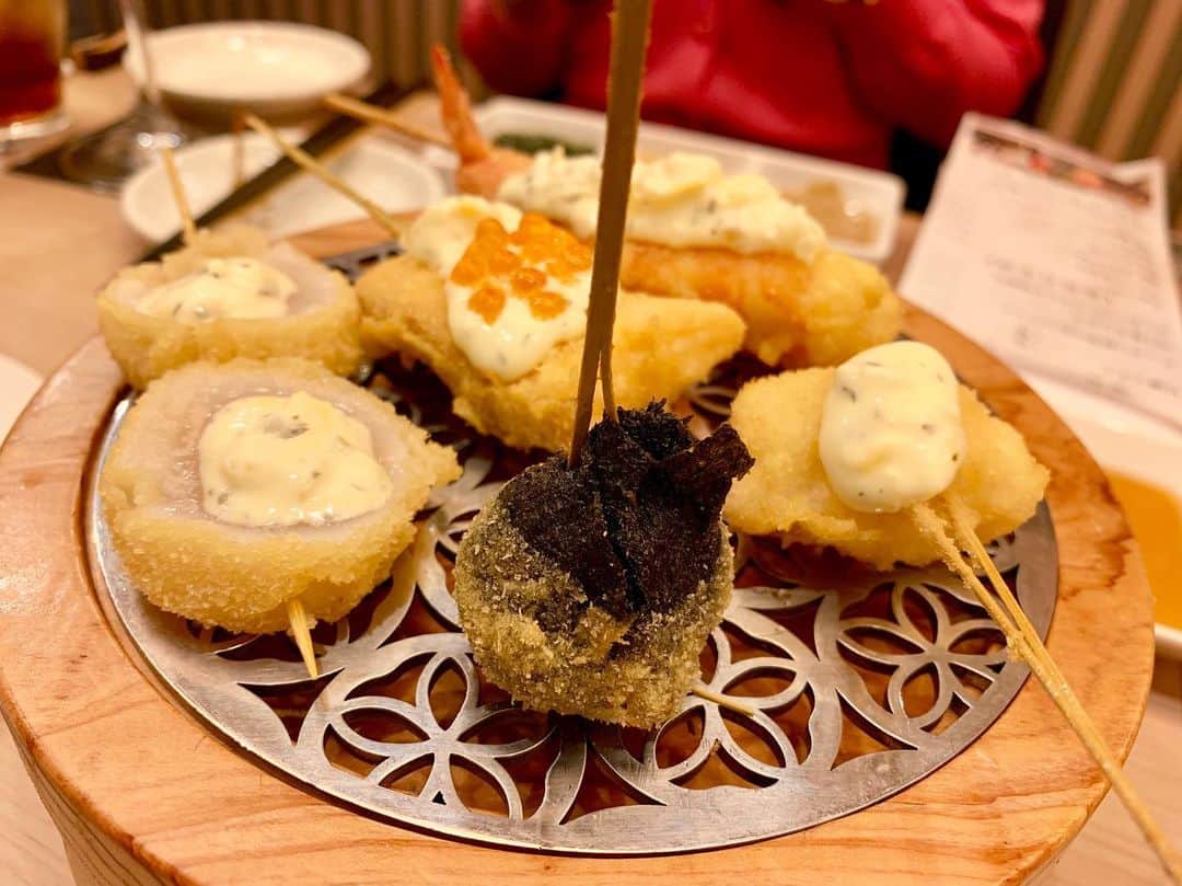 わっきーさんのインスタグラム写真 - (わっきーInstagram)「とんかつ神楽坂さくら五反田店へ。 夜は串カツメニューが食べられるということで再訪。 植物性100%の油で軽めな揚げ。 豚はゆきざわSPF豚使用。  他の串カツより1.5倍大きめ。 極みヒレカツはトリュフ塩オイルを付けていただく。  日本酒と合わせたが、かなり合う。 揚げ物好きの女性なら、相当喜ぶと思う。  #とんかつ神楽坂さくら  #とんかつ神楽坂さくら五反田店  #とんかつ  #トンカツ  #串カツ  #串かつ  #日本酒  #五反田  #五反田グルメ  #五反田ランチ  #五反田とんかつ  #東京グルメ #youtube #youtuber #わっきーtv #わっきー #食レポ #飯テロ #飯テログラム #飯テロ動画」11月24日 20時25分 - makoto_ishiwaki