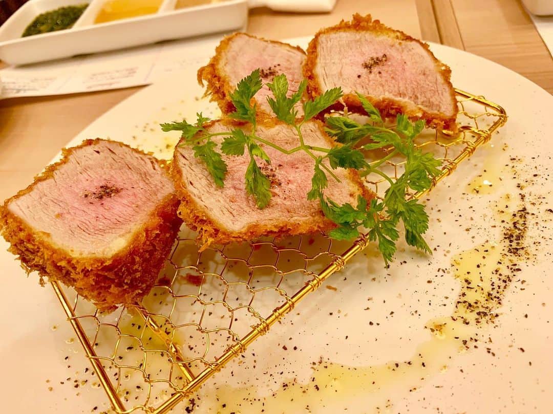 わっきーのインスタグラム：「とんかつ神楽坂さくら五反田店へ。 夜は串カツメニューが食べられるということで再訪。 植物性100%の油で軽めな揚げ。 豚はゆきざわSPF豚使用。  他の串カツより1.5倍大きめ。 極みヒレカツはトリュフ塩オイルを付けていただく。  日本酒と合わせたが、かなり合う。 揚げ物好きの女性なら、相当喜ぶと思う。  #とんかつ神楽坂さくら  #とんかつ神楽坂さくら五反田店  #とんかつ  #トンカツ  #串カツ  #串かつ  #日本酒  #五反田  #五反田グルメ  #五反田ランチ  #五反田とんかつ  #東京グルメ #youtube #youtuber #わっきーtv #わっきー #食レポ #飯テロ #飯テログラム #飯テロ動画」