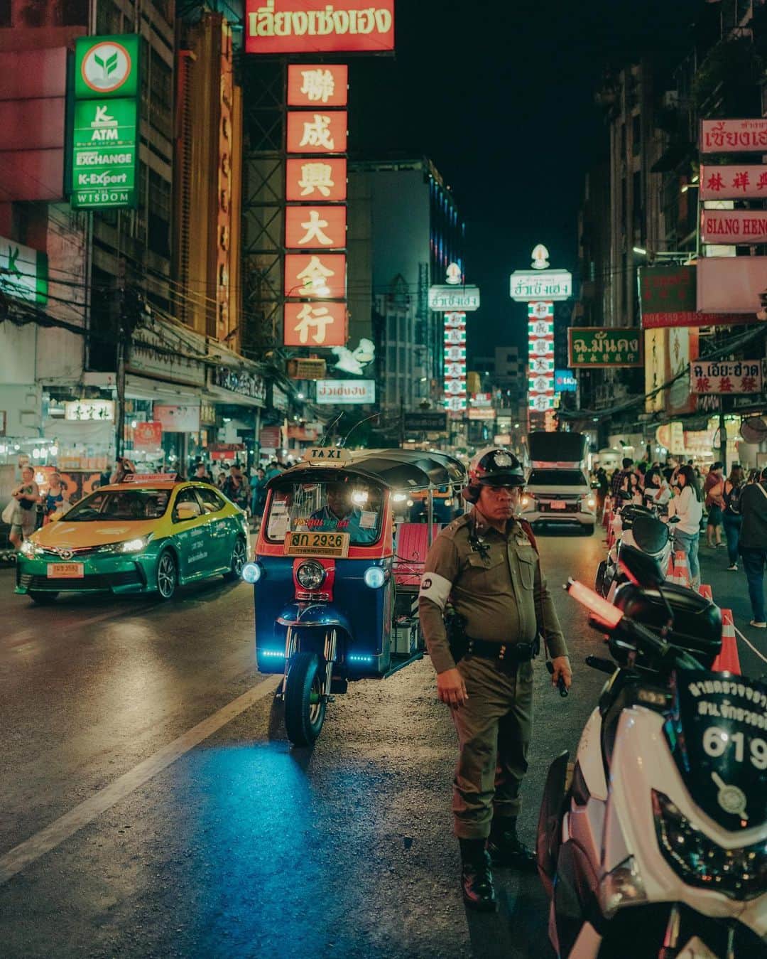 Putri Anindyaのインスタグラム：「Chinatown part I // Bangkok has so many charming place. But chinatown stole my heart at the first sight. @cafedeparis took me and @capra311 in our third night here. It was crowded, full of people, foods, lights, traffic, yet it felt so alive and I like that. So many interesting people to see. The ones who sell food, the ones who eat, or the ones who stroll just to feel the ambience like us. It was mesmerising. ⁣ ⁣ In the end I came back here three times in my two weeks stay in Bangkok with different company. I tried the Michelin street food here and it was awesome. Thanks to @ad.nauseam_ ⁣ ⁣ Well, these pictures are some of the memories I made. Will post more of them pretty soon :)」