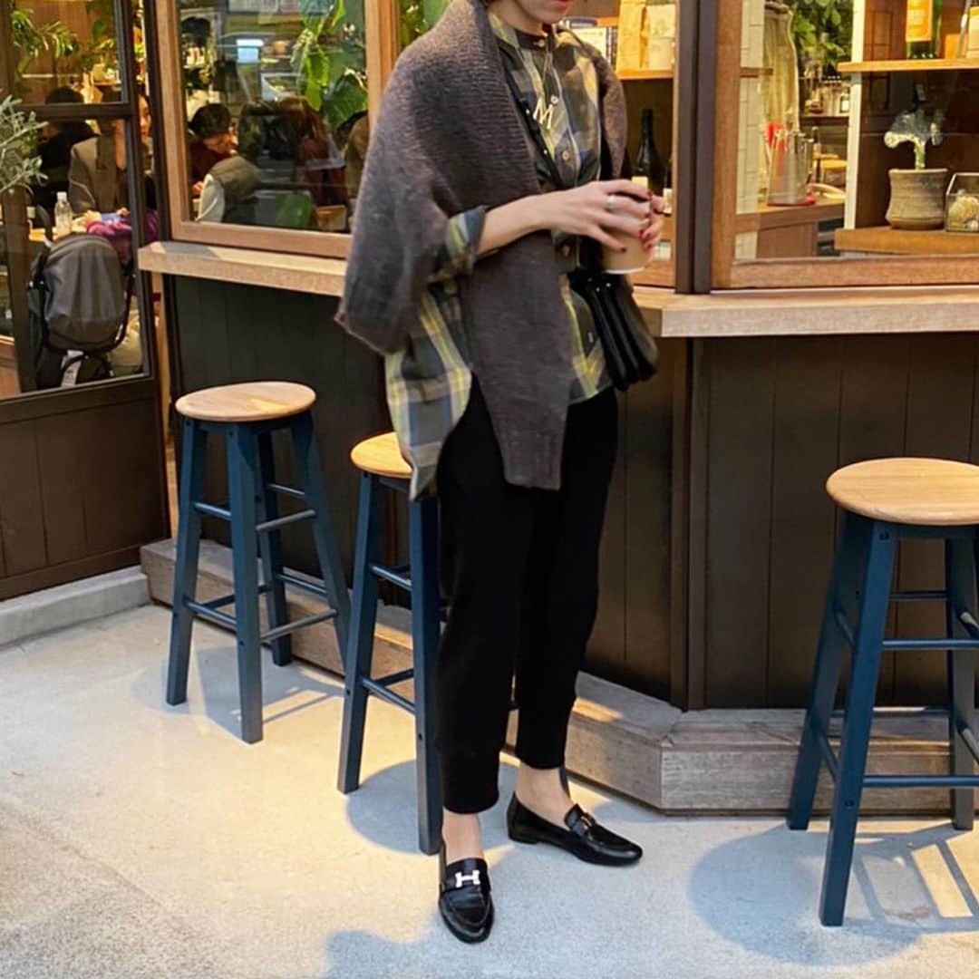 美生のインスタグラム：「☕️ . ラクでかつ美脚にも見える﻿ 膝蹴りパンツ😝﻿ ﻿ 2色買いしてくださった皆さんに﻿ 背中を膝蹴りしていただき﻿ 結局私も2色🥺﻿ 皆さんに感謝🙏💕﻿ 黒のパンツ買ったの今年初😳 めちゃ気に入った♡ ﻿ 個人的には﻿ グレーはスニーカーと合わせて﻿ ブラックはローファーやパンプスと﻿ 合わせたいな~♡﻿ ﻿ 今日はブラックをローファーで♡♡﻿ ﻿ 最高に好きな感じ♡﻿ ﻿」