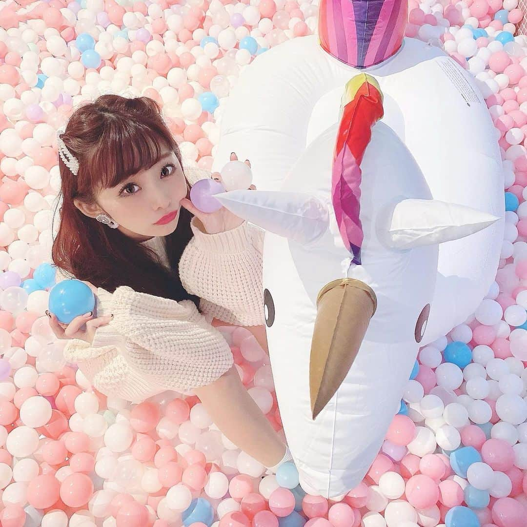 横田亜美さんのインスタグラム写真 - (横田亜美Instagram)「❤︎ たぴおからんど🦄🌈 ボールプールではしゃいだ 笑 . ピアスはオーダーメイドで デザインもきゃわきゃわオーダー🎶 チタンで作ってもらったよ💗 . だから金属アレルギーの私も 反応しにくい✌️( ◠‿◠ ) . . #新大久保カフェ #たぴおか #タピオカ #新大久保 #期間限定 #インスタ映え #いいね返し #いいね返しは絶対 #ピアス #イヤリング #アクセサリー #タピ活 #ボールプール」11月24日 20時28分 - amimi0218