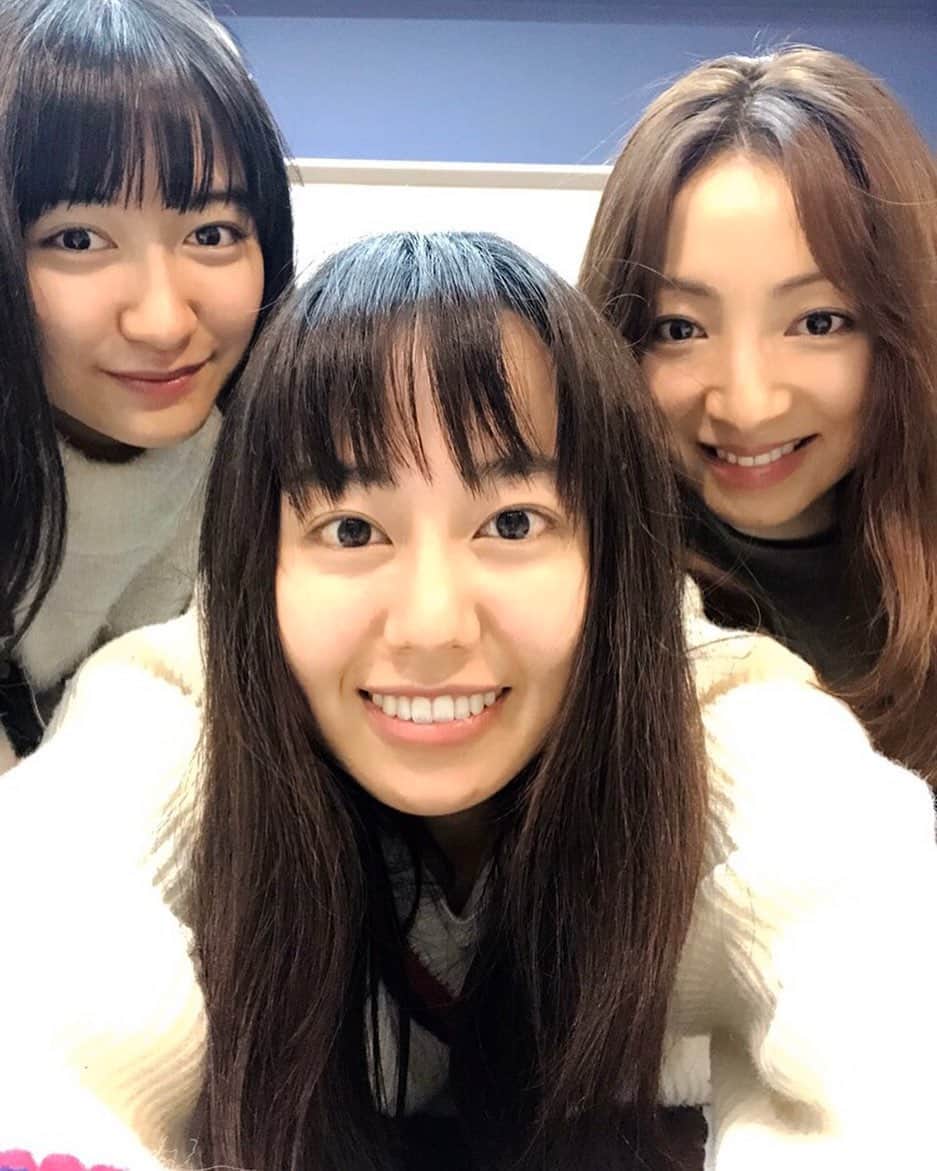 白羽ゆりのインスタグラム：「里見八犬伝の名古屋公演終わりました。  名古屋といえば、やっぱり手羽先！ 美味しかったなぁ。  今回、楽屋が女子部屋でした。 かれんちゃん、まりんちゃん！  マイペース３人組。  愛知は主役の佐野君の出身地という事もあり、おかえり〜と声援があったり…会場が温かい雰囲気に包まれてました。  次は明治座公演です。 11月30日(土)〜12月8日(日)まで  お待ちしてます✨✨」