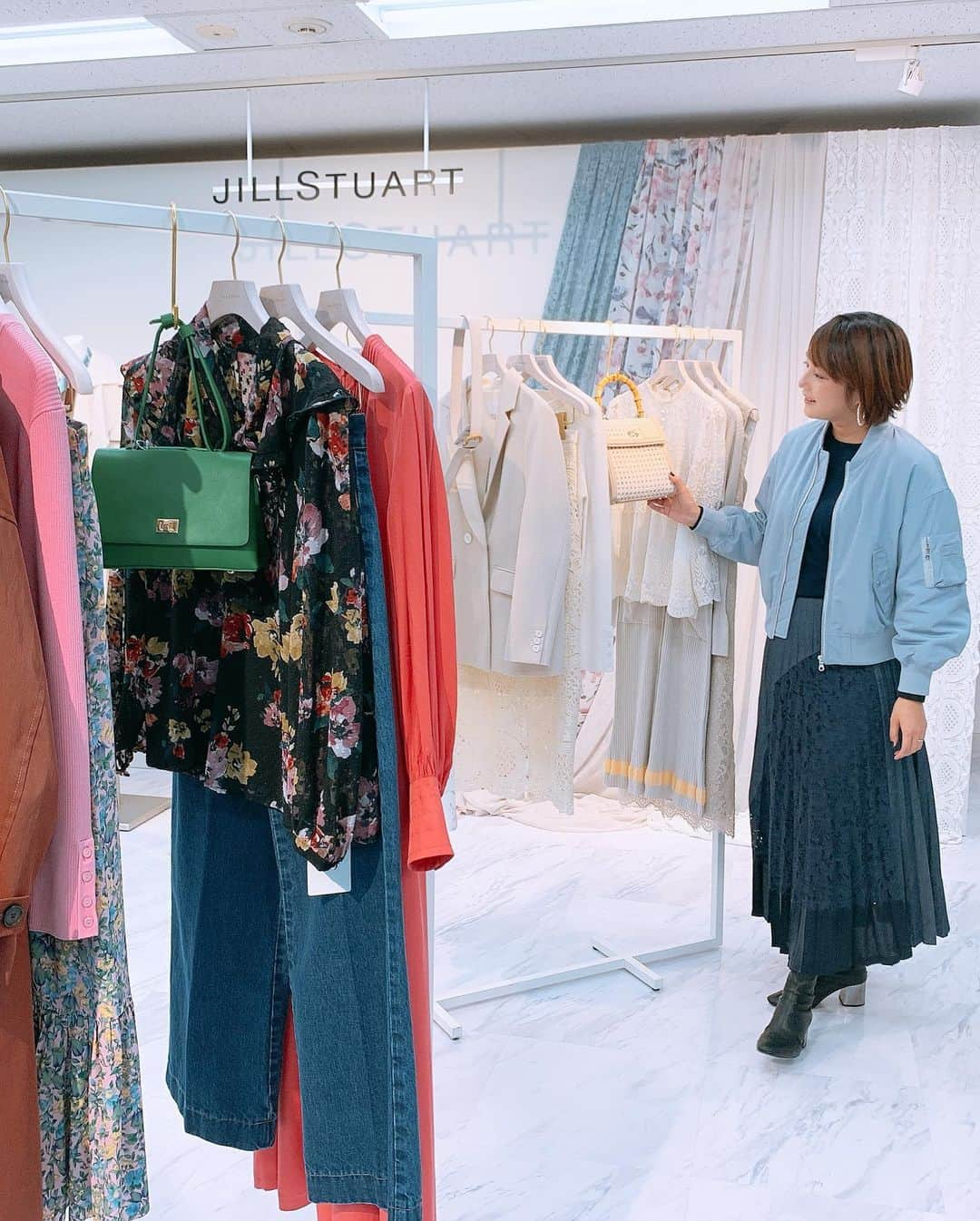 細田阿也さんのインスタグラム写真 - (細田阿也Instagram)「@jillstuart.jp  #jillstuart  #spring #summer #exhibition ♡  春が恋しゅうございます！  #同級生　#アナウンサー  #實石あづさ　ちゃんと☺︎」11月24日 20時38分 - hosodaaya