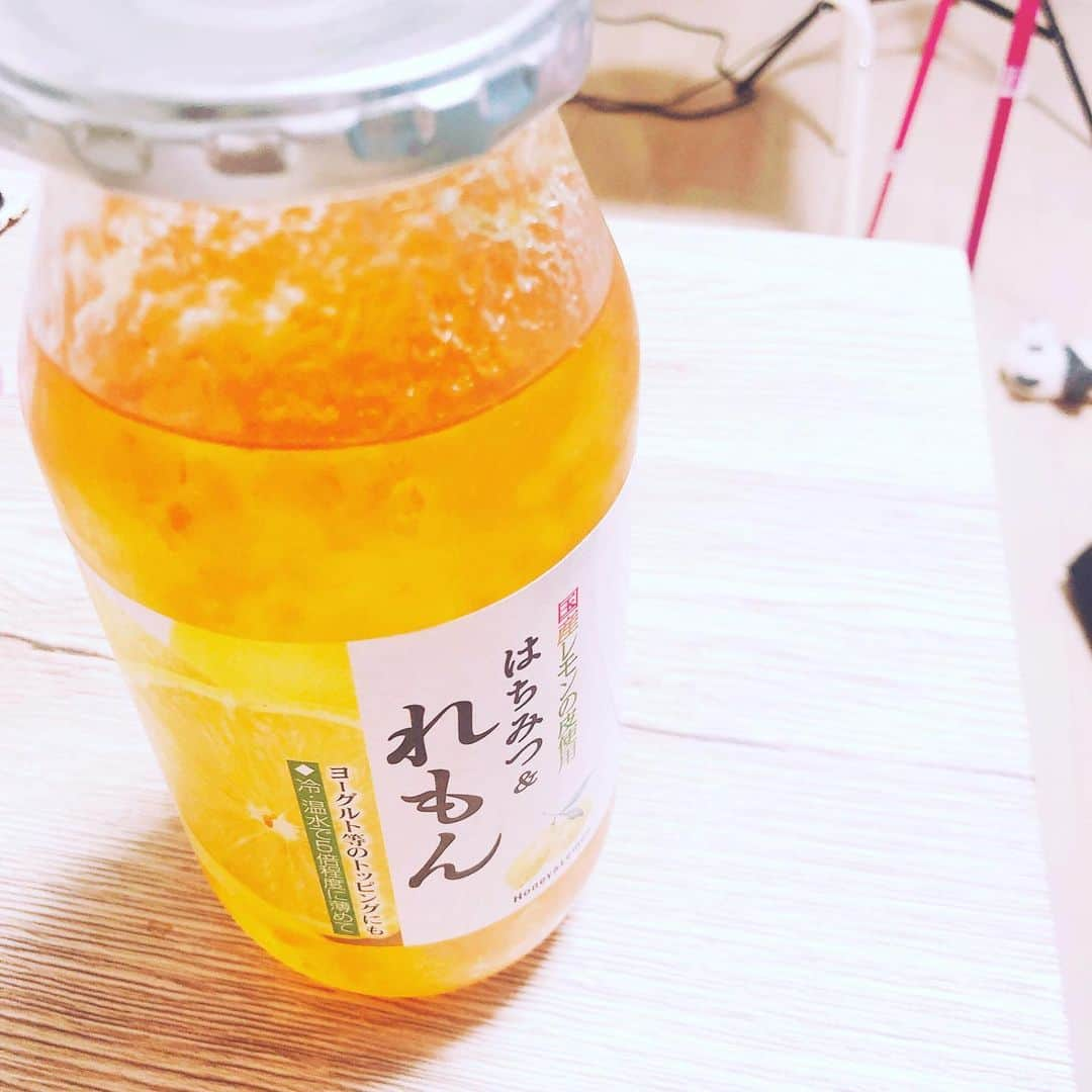 Arisa Nanaseさんのインスタグラム写真 - (Arisa NanaseInstagram)「お湯で割って飲むと美味しすぎる😍 後ろでパンダ死んでる🐼笑 #ほっとれもん #冬のドリンク #ビタミン #美容にいい」11月24日 20時31分 - arisa.nanase