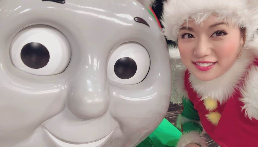 愛純もえりさんのインスタグラム写真 - (愛純もえりInstagram)「きかんしゃトーマスクリスマスコンサート🎄 無事に初日があきました❗️ . . 沢山のおともだち、そしてお父さんお母さんおじいちゃんおばあちゃん、 一緒に歌って踊ってとっても楽しかったです✨ 本当にありがとうございます❤️ . . 色んな場所で沢山のおともだちに会えることを今からとても楽しみにしてるよ〜✨ #きかんしゃトーマスクリスマスコンサート #トーマス #パーシー」11月24日 20時32分 - moeri_aizumi