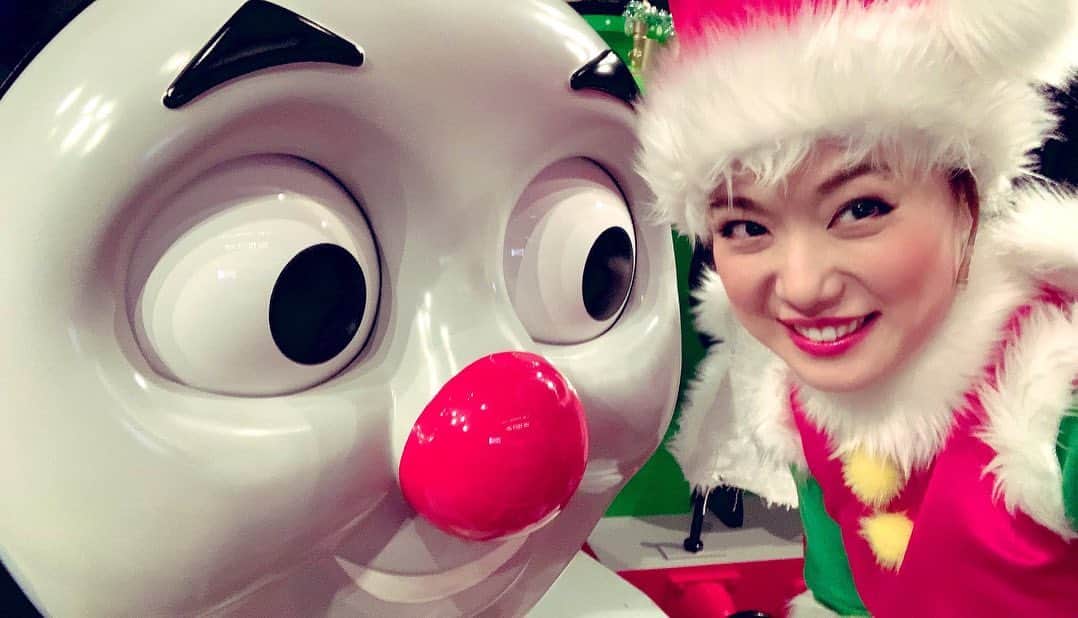 愛純もえりのインスタグラム：「きかんしゃトーマスクリスマスコンサート🎄 無事に初日があきました❗️ . . 沢山のおともだち、そしてお父さんお母さんおじいちゃんおばあちゃん、 一緒に歌って踊ってとっても楽しかったです✨ 本当にありがとうございます❤️ . . 色んな場所で沢山のおともだちに会えることを今からとても楽しみにしてるよ〜✨ #きかんしゃトーマスクリスマスコンサート #トーマス #パーシー」