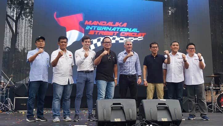 MotoGPさんのインスタグラム写真 - (MotoGPInstagram)「Mick Doohan visits Indonesia 🇮🇩 // #MotoGP Legend @micksdoohan is in Jakarta to show his support to the 2021 #IndonesianGP 🇮🇩 project! #Motorcycle #Racing #Motorsport」11月24日 20時34分 - motogp