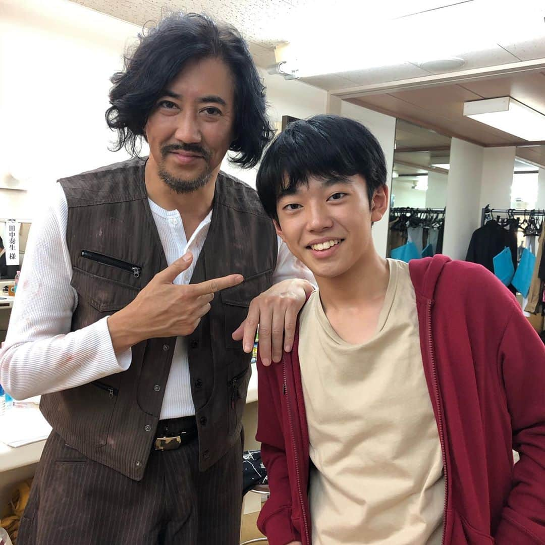 水谷あつしさんのインスタグラム写真 - (水谷あつしInstagram)「演劇集団Z-Lion『裏からGood Schoolへ』 11/20(水)〜24(日)シアターサンモール﻿ ﻿ 本日千秋楽。﻿ 走り切りました。﻿ たった7ステージなんて、勿体ないくらいの作品でした。﻿ 13歳初舞台の田中奏生くん、見事に主演を務めきりました。﻿ 千秋楽のお客様のスタンディングオベーションを13歳で味わった、奏生くん。﻿ 楽屋に戻ってから『この舞台終わりたくない。』って感極まっていました。﻿ 奏生くんのこれからの飛躍が楽しみです。﻿ 家族の様な座組みでした。﻿ 私も別れるのが、辛いくらい。﻿ 笑いと泣きの極端な振り幅が魅力のZ-lion。﻿ 今回も秀作でした。﻿ ご観劇、応援ありがとうございました！﻿ #ジーライオン#zlion#裏からgoodschoolへ」11月24日 20時34分 - achao726