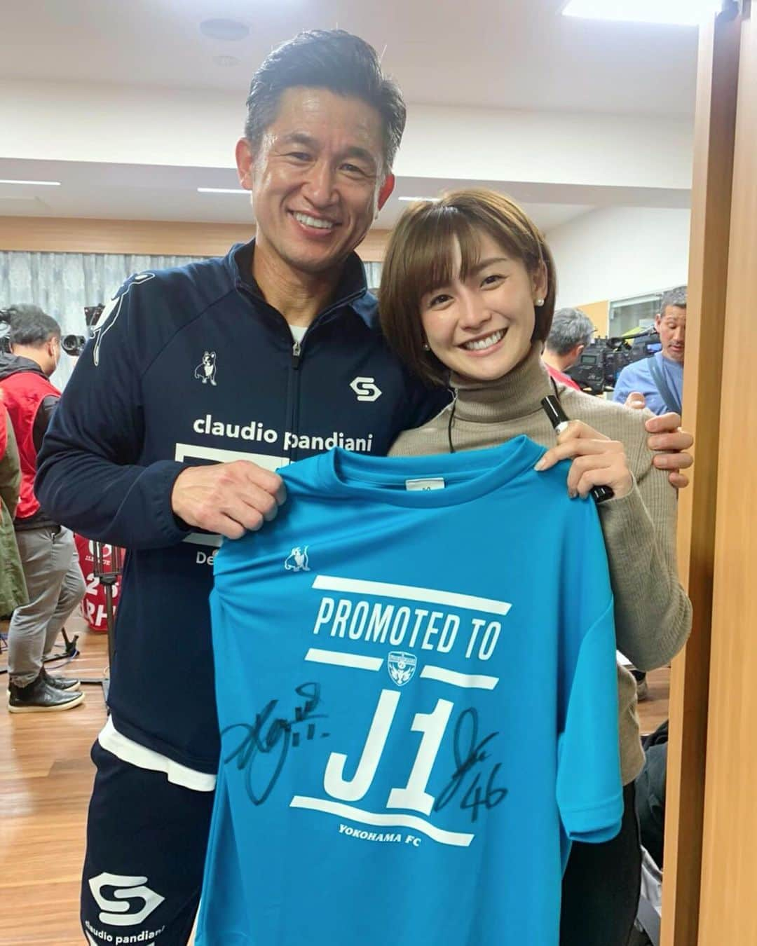 宮司愛海さんのインスタグラム写真 - (宮司愛海Instagram)「今日はJ2リーグ・横浜FC対愛媛FCへ⚽️ 勝てば13年ぶりのJ1昇格となる横浜FCは、ホームに集まった多くのサポーターを前に2-0で愛媛を下し、見事J1昇格を決めました。 後半終盤、会場内のざわざわが大きな歓声となり、ベンチからキングカズこと三浦知良選手が出てくると熱気は最高潮に。今年4月以来7カ月ぶりの出場となったカズさん、改めて存在の大きさを感じました。  試合後にはその三浦知良選手と、シーズン途中から移籍し昇格に大きな貢献をした中村俊輔選手にお話を伺う事も出来ました！視聴者プレゼントとして貴重なサインもいただきましたのでお楽しみに😭 お誕生日ぶりのカズさんは相変わらず素敵でした...🤒 . そしてそして柔道では素根輝選手が女子78kg超級優勝！さらに、つい先ほどオリンピック代表内定を決めました！柔道代表では1人目となります✨ おめでとうございます😭✨ 金曜日は私も大阪で取材してきましたが、今大会の会場の熱気は格別です！ そのグランドスラム大阪、会場の様子は、野村さんが今日は現地から伝えてくださいます☺️ 今夜のS-PARKも23:15〜からです✨」11月24日 20時35分 - manami_miyaji