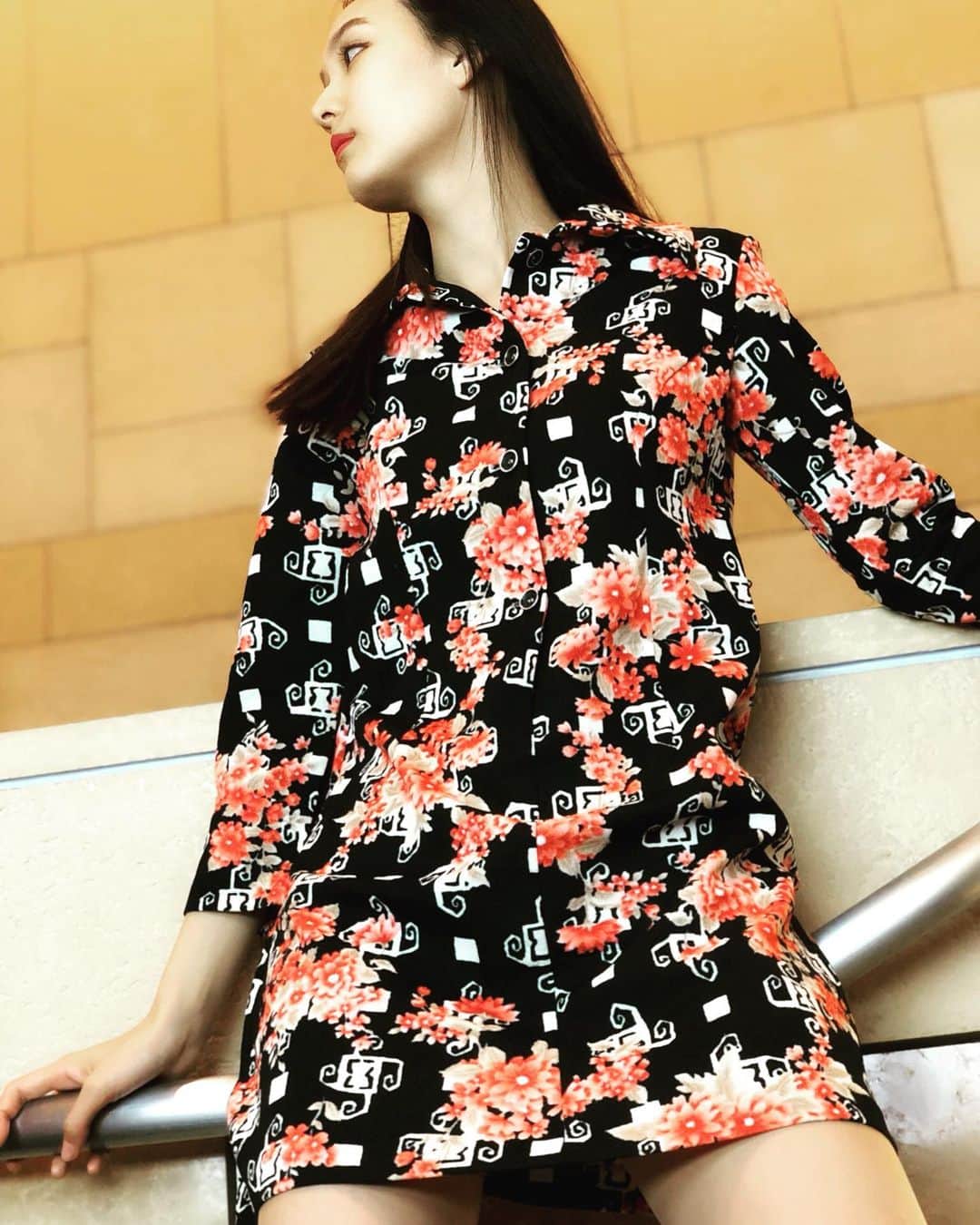 中国　美脚モデル 道江幸子さんのインスタグラム写真 - (道江幸子Instagram)「大正ロマン風ファッション﻿ ﻿ ？？﻿ ﻿ ﻿ ﻿ ﻿ ﻿ ﻿ #階段  #お団子ヘア #お団子アレンジ #お団子 #ポートレート #チャイナドレス #チャイナ服 #インスタグラビア #中国美女 #モダン #大正ロマン  #japanesegirl ...