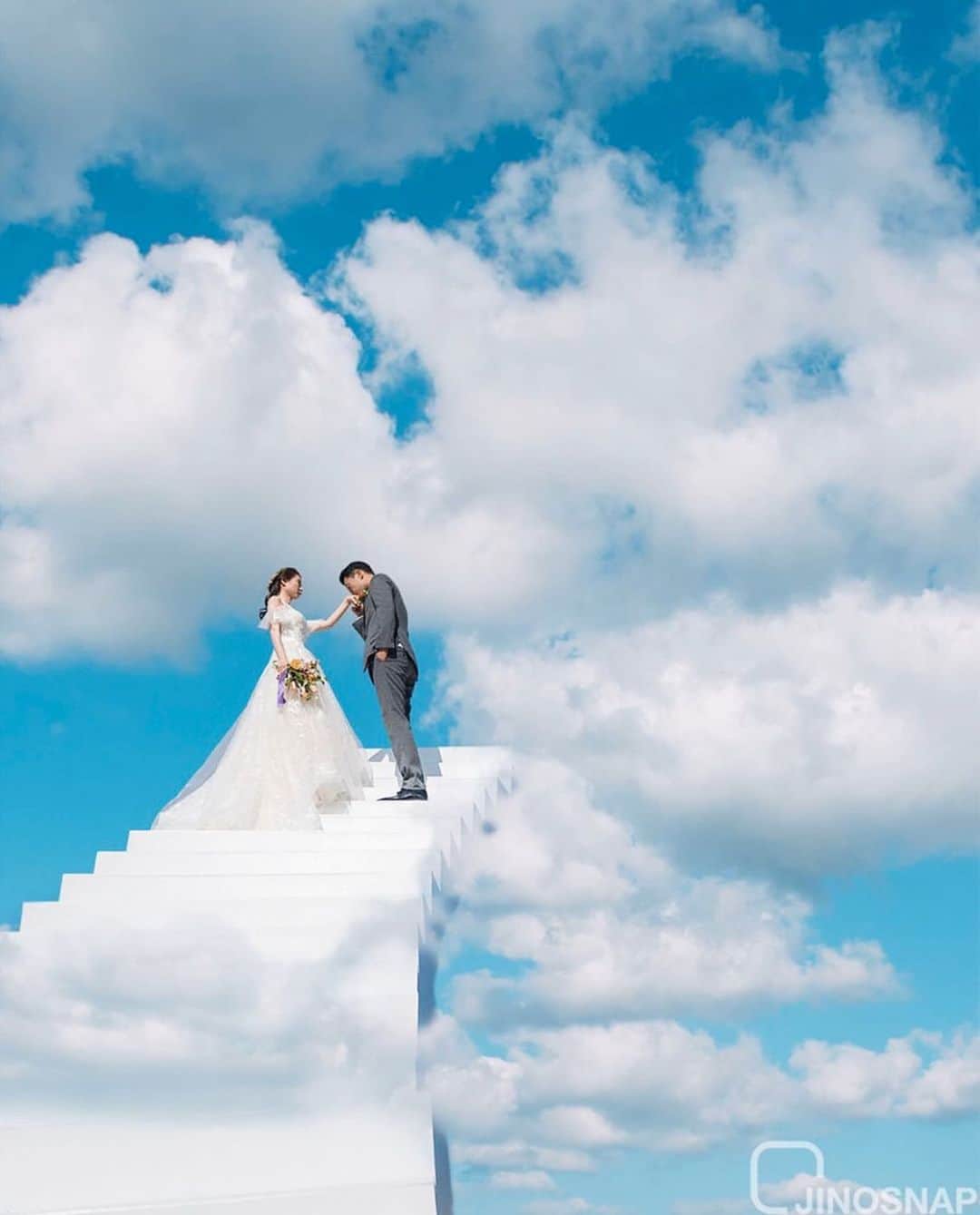 プレ花嫁の結婚式準備サイト marry【マリー】さんのインスタグラム写真 - (プレ花嫁の結婚式準備サイト marry【マリー】Instagram)「*﻿ すごい✨✨﻿ 空まで続いているように見える﻿ 白い階段で撮るウェディングフォト💎 ﻿ ﻿ まるで合成ですが、﻿ これは合成ではなくて本物。﻿ ﻿ 済州島にある﻿ 「天国の階段」と呼ばれる階段です💍﻿ ﻿ 『#천국의계단』のハッシュタグで、﻿ すごい写真がいっぱい見られるのでチェック🦋﻿ ﻿ photo by @jino_snap﻿ ﻿ ﻿ ﻿ ﻿ marryは「世界中の可愛い」を集める﻿ ウェディングサイトです💎﻿ ﻿ サイト内には、﻿ 結婚式のアイデアを紹介する記事が1万以上✨﻿ 毎日朝6時と夕方5時に新着記事をUP✨﻿ @marryxoxo_wd の﻿ プロフィールURLからチェックできます💍﻿ ﻿ 特に人気の記事は﻿ @marryxoxo_id のアカウントでも﻿ 紹介しているので必見🌷﻿ ◌ ❁˚﻿ #プレ花嫁#2019冬婚#2020冬婚#2020春婚#2020秋婚#2021春婚#チェジュ島#チェジュ島旅行#済州島#済州島旅行#ウェディングフォト#韓国フォト#ロケーションフォト#世界の絶景#絶景#ロケーションフォトウェディング#リゾートウェディング#天国の階段﻿#天國的階梯#koreatrip」11月24日 20時47分 - marryxoxo_wd