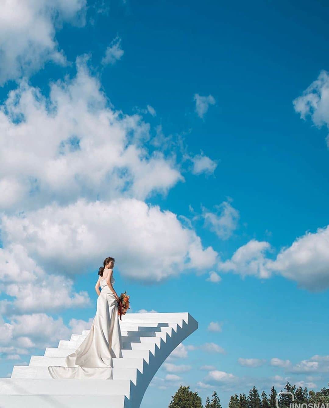 プレ花嫁の結婚式準備サイト marry【マリー】さんのインスタグラム写真 - (プレ花嫁の結婚式準備サイト marry【マリー】Instagram)「*﻿ すごい✨✨﻿ 空まで続いているように見える﻿ 白い階段で撮るウェディングフォト💎 ﻿ ﻿ まるで合成ですが、﻿ これは合成ではなくて本物。﻿ ﻿ 済州島にある﻿ 「天国の階段」と呼ばれる階段です💍﻿ ﻿ 『#천국의계단』のハッシュタグで、﻿ すごい写真がいっぱい見られるのでチェック🦋﻿ ﻿ photo by @jino_snap﻿ ﻿ ﻿ ﻿ ﻿ marryは「世界中の可愛い」を集める﻿ ウェディングサイトです💎﻿ ﻿ サイト内には、﻿ 結婚式のアイデアを紹介する記事が1万以上✨﻿ 毎日朝6時と夕方5時に新着記事をUP✨﻿ @marryxoxo_wd の﻿ プロフィールURLからチェックできます💍﻿ ﻿ 特に人気の記事は﻿ @marryxoxo_id のアカウントでも﻿ 紹介しているので必見🌷﻿ ◌ ❁˚﻿ #プレ花嫁#2019冬婚#2020冬婚#2020春婚#2020秋婚#2021春婚#チェジュ島#チェジュ島旅行#済州島#済州島旅行#ウェディングフォト#韓国フォト#ロケーションフォト#世界の絶景#絶景#ロケーションフォトウェディング#リゾートウェディング#天国の階段﻿#天國的階梯#koreatrip」11月24日 20時47分 - marryxoxo_wd