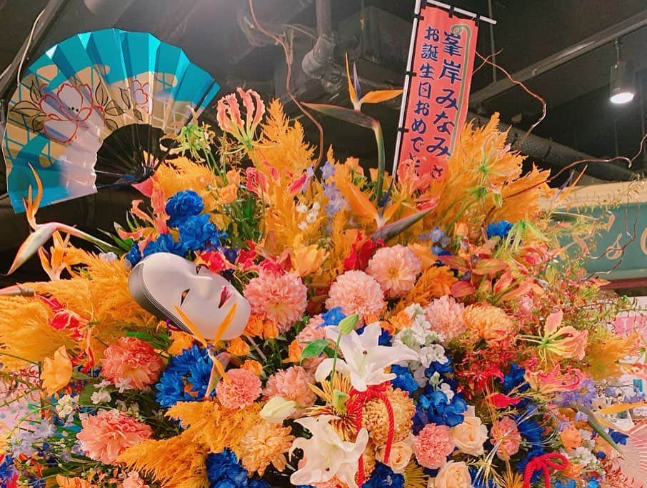 みはとさんのインスタグラム写真 - (みはとInstagram)「峯岸みなみ生誕祭！！ 今年も観に行けました…💓 ・ 前回と同じRESET公演だったので全曲わかるし、コールもちょっといけた笑 （みぃちゃんコールはもちろん全力で） ・ なんでみぃちゃんが出てきただけで涙が止まらなくなるんだろう。。この感情はなんなんですかね🙃？ ・ ツインテールも可愛かったな… かわいいって言ったらいじってるだろって言われたけど笑 本気でかわいかったんだよ…🥺💕 ・ ・ また劇場行きたいな。 Twitterにも書いたけど 私は一生みぃちゃん推し❤️ ・ でもみんなキラキラ輝いてて改めてアイドルって素敵なお仕事だなと。 その分大変だと思うけど、支えてくれるファンの皆様があんなに温かく見守っていてくれるなら。 たくさんの愛が溢れていた空間で私も楽しく幸せな時間を過ごせました。 ・ そのあとは稽古終わりのみかちゅんも合流してごはん🍴 ・ 私がSNS更新しないから （いじられるから頑張ったらなんか長くなった） 急にみんなでてきてだあれ？って思うかもしれませんが、、 最近このメンバーが全員集合するとたまらなく嬉しくなる仲良しのお友達です🥺💓 ・ ・ #akb劇場 #峯岸みなみ生誕祭  #俺のみぃちゃん #みぃちゃんの幸せしか願ってない #reset公演 #おべんとう #の振りが好き #彼女になれますか？  #ツインテール #かわいかった #myfriend  #全員集合  #happybirthday #おめでとう #私は一生 #峯岸みなみ推し」11月24日 20時47分 - m2.13.0