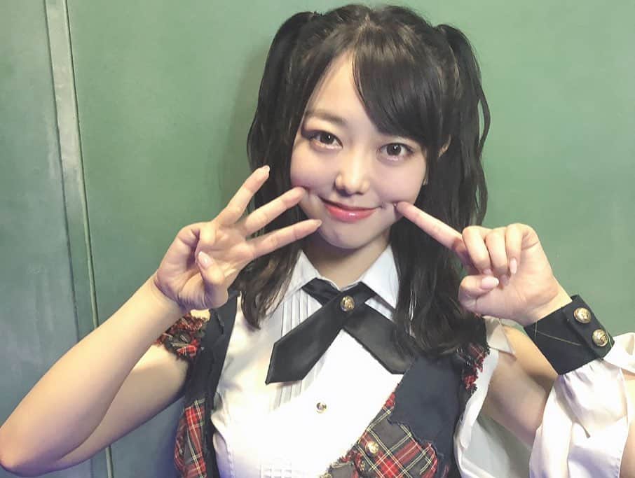 みはとさんのインスタグラム写真 - (みはとInstagram)「峯岸みなみ生誕祭！！ 今年も観に行けました…💓 ・ 前回と同じRESET公演だったので全曲わかるし、コールもちょっといけた笑 （みぃちゃんコールはもちろん全力で） ・ なんでみぃちゃんが出てきただけで涙が止まらなくなるんだろう。。この感情はなんなんですかね🙃？ ・ ツインテールも可愛かったな… かわいいって言ったらいじってるだろって言われたけど笑 本気でかわいかったんだよ…🥺💕 ・ ・ また劇場行きたいな。 Twitterにも書いたけど 私は一生みぃちゃん推し❤️ ・ でもみんなキラキラ輝いてて改めてアイドルって素敵なお仕事だなと。 その分大変だと思うけど、支えてくれるファンの皆様があんなに温かく見守っていてくれるなら。 たくさんの愛が溢れていた空間で私も楽しく幸せな時間を過ごせました。 ・ そのあとは稽古終わりのみかちゅんも合流してごはん🍴 ・ 私がSNS更新しないから （いじられるから頑張ったらなんか長くなった） 急にみんなでてきてだあれ？って思うかもしれませんが、、 最近このメンバーが全員集合するとたまらなく嬉しくなる仲良しのお友達です🥺💓 ・ ・ #akb劇場 #峯岸みなみ生誕祭  #俺のみぃちゃん #みぃちゃんの幸せしか願ってない #reset公演 #おべんとう #の振りが好き #彼女になれますか？  #ツインテール #かわいかった #myfriend  #全員集合  #happybirthday #おめでとう #私は一生 #峯岸みなみ推し」11月24日 20時47分 - m2.13.0