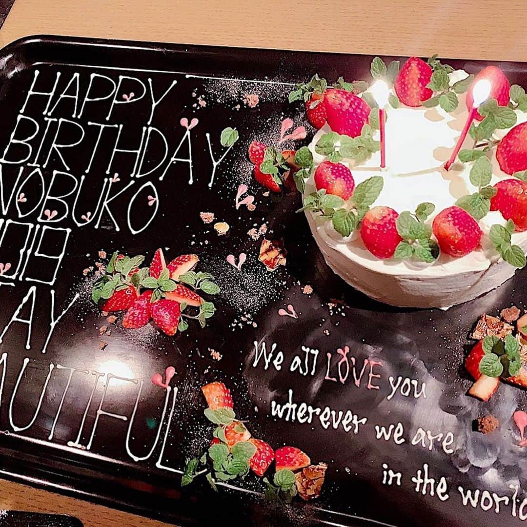 和泉佳子さんのインスタグラム写真 - (和泉佳子Instagram)「金曜日の夜は、YUKIYAMESHIのオープニングパーティーに立ち寄った後、みんなで久しぶりにお食事へ🥂 . 今月お誕生日を迎えたのんちゃんのバースデーをお祝いしました🎂🎉 . いつも朗らかで、穏やかで、優しくて、チャーミングで、アナウンサーとしてのお仕事はもちろん、文具や紙、コーヒー、京都やパリなど、趣味や好きなものへのこだわりや追求心を深め続けて、たくさんの著書の出版やトークショーなど活動の幅を広げて、いくつになっても進化を続けているのんちゃんは尊敬するばかりです😌💕 . お誕生日のお祝いに、コーヒー好きなのんちゃんへ、みんなでGRAND CRUの限定のコーヒー豆をプレゼントしました🎁(写真3枚目) . 高級ワイン１本に等しい高級コーヒー豆はどんなお味なのか・・・気になります😉（笑） . Happy Birthday のんちゃん🎉 笑顔あふれる素晴らしい一年になりますように💕 . . . #和泉佳子 #25ans #ヴァンサンカン #エレブロガー  #誕生日 #バースデー #堤信子 さん #のんちゃん #grandcru #コーヒー #happybairthday #金曜日の夜 @nobnob1111」11月24日 20時48分 - yoshiko_izumi
