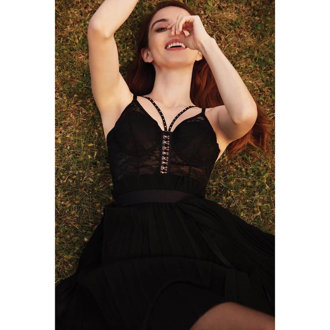 Ozge Gurelのインスタグラム：「🌸🌸」
