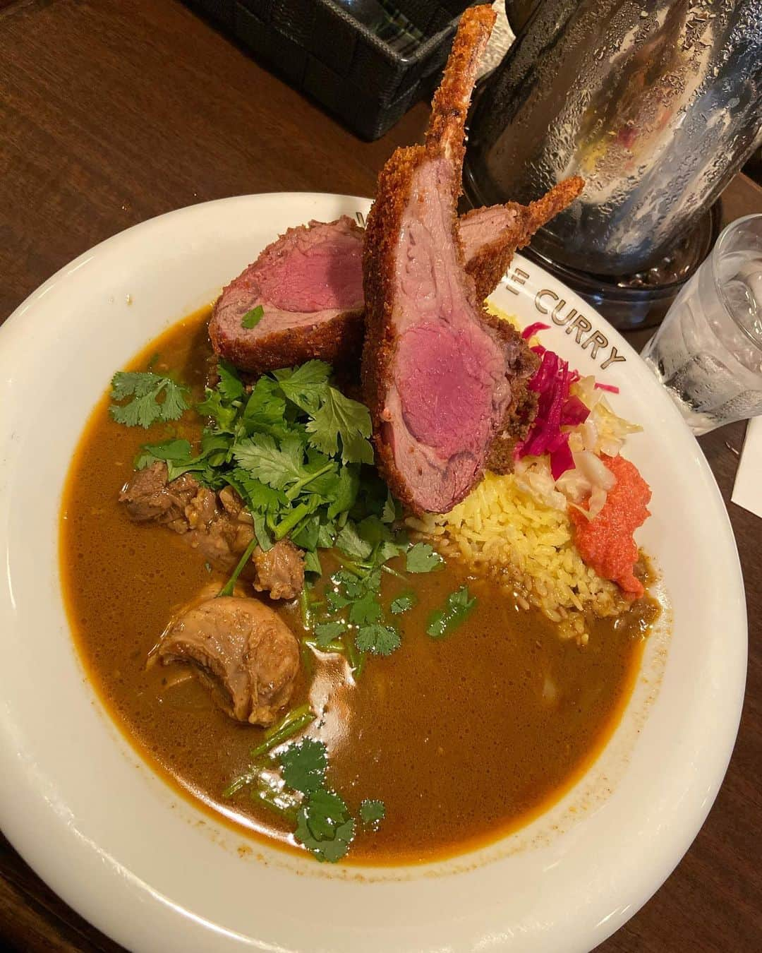 野崎萌香さんのインスタグラム写真 - (野崎萌香Instagram)「最高に美味しい渡邊カレー🍛  ラムカツカレーは初めての味😍  大阪はカレー激戦区という事で 美味しい美味しいカレーを求めて . . .  実は、土曜日休みなのに 間違えて昨日も訪れてしまい、 今日リベンジしてやっと食べることが出来ました😢💕 . . .  リベンジした甲斐があって、 ジューシーなラムも パクチーもルーも最高でした😂❣️ 大阪に行く時に また行きたいお店が増えました😋💓✨」11月24日 20時47分 - moeka_nozaki