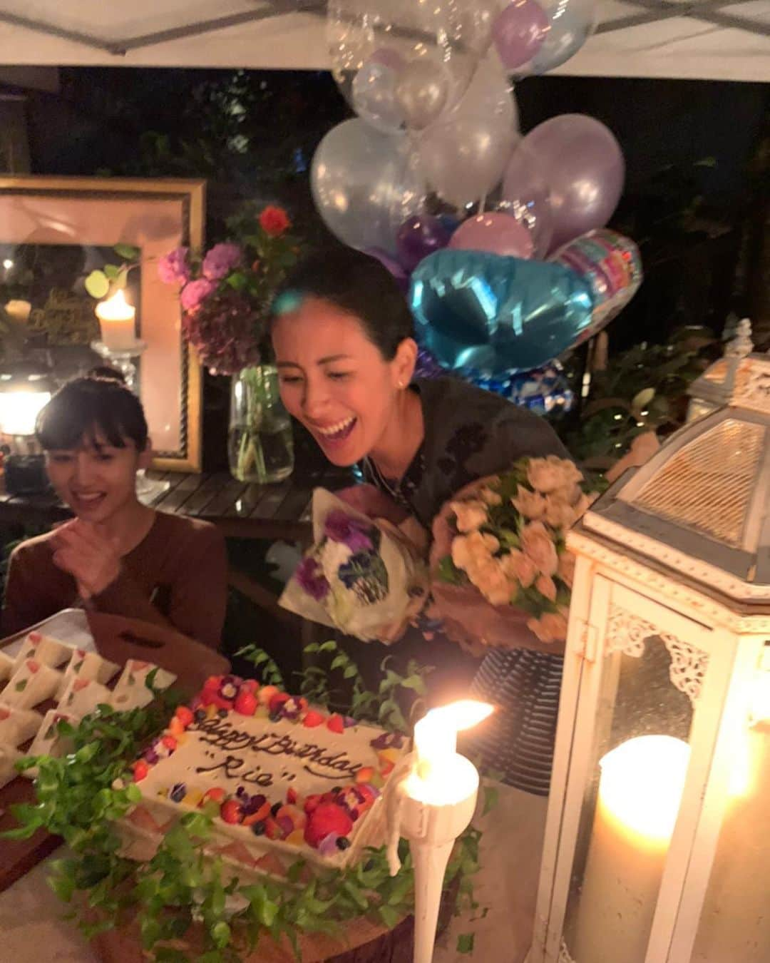 長谷川理恵さんのインスタグラム写真 - (長谷川理恵Instagram)「少し早い誕生日を祝ってもらいました！  今年は鎌倉の舞ちゃんのお店 @cafe_sakanoshita  プラスエネルギーぜんかいで、皆んなの優しさを感じられた幸せな時間🧡 本当にありがとう！  46歳  自分が出来ることをまた頑張ろう！ 家族、仕事、パティシエ、身体作り… 楽しみながらまた色々なことに挑戦しよう！」11月25日 7時39分 - rie_hasegawa