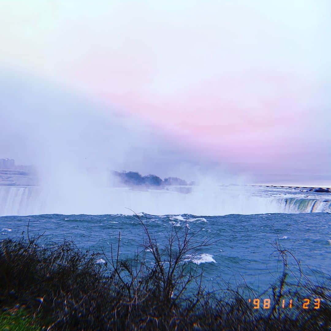 ジャスミンさんのインスタグラム写真 - (ジャスミンInstagram)「ナイアガラの滝に行ってきました！カナダに来てやりたかったziplineができてとても満足😇外は4℃で風が強く水しぶきに覆われてびしょ濡れだったけど、楽しかったからオッケー👌 #niagarafalls #canada #zipline #びしょ濡れ #楽しかったからオッケー」11月25日 7時40分 - jassmin.blossom