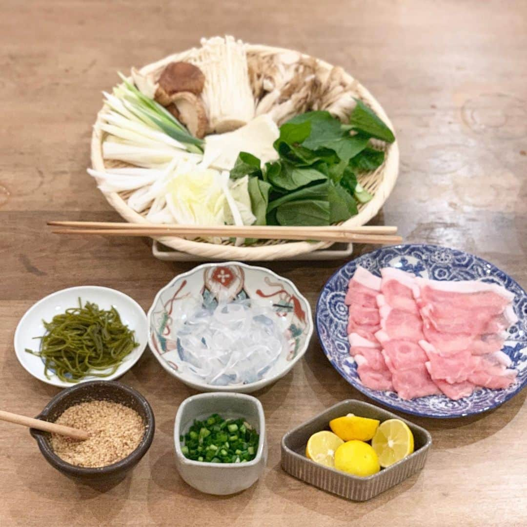 藤原美智子さんのインスタグラム写真 - (藤原美智子Instagram)「恒例、#夫週末料理 は #豆乳豚しゃぶ鍋。 白くて不透明で、何が入っているの〜？という感じなので、2枚目に具材のpicを。 ・ 鍋が嬉しい季節となりましたね〜💓 ・ そうそう、スープの隠し味は塩麹👍だそう。入れ忘れて後で足してくれたのだけど、確かにグンと美味しさが増しました😆 ご馳走さまでした🙏💓 ・ #おうちごはん #料理男子 #藤原美智子 #fujiwaramichiko #ladonna #michikolife」11月25日 6時15分 - michiko.life