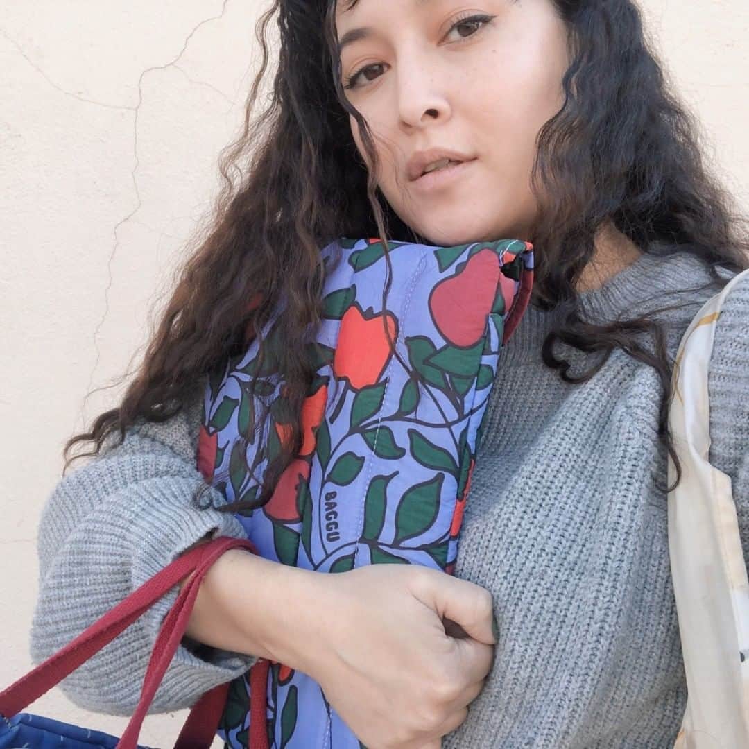 フリーディアのインスタグラム：「Forever a bag lady. ⠀⠀⠀⠀⠀⠀⠀⠀⠀ When I lived in Tokyo and we had to take the train everywhere I carried a lot (I thought) but it was still minimal because you walk everywhere!⠀⠀⠀⠀⠀⠀⠀⠀⠀ Now living in LA, I could possibly live out of my car from all the things I bring with me everyday. On top of that, being a mom! All the extra things to carry to keep your child happy!⠀⠀⠀⠀⠀⠀⠀⠀⠀ #foreverbaglady #toomanybags #baggu ⠀⠀⠀⠀⠀⠀⠀⠀⠀ *⠀⠀⠀⠀⠀⠀⠀⠀⠀ *⠀⠀⠀⠀⠀⠀⠀⠀⠀ 永遠にバッグレディー。⠀⠀⠀⠀⠀⠀⠀⠀⠀ 私が東京に住んでいる時、どこに行くにでも電車に乗らなければならなかった、その時も私はたくさん運んだけど(私なりにそう思った。。。)、どこでも歩くから、実際そんなに多くなかったかも!⠀⠀⠀⠀⠀⠀⠀⠀⠀ でも今はLAに住んでいて、車生活だから毎日持って行く物がかなり増えた！車生活は普通にできるくらい。⠀⠀⠀⠀⠀⠀⠀⠀⠀ その上、ママであること!　あなたの子供を幸せに保つために運ぶ物が増えるぅ〜よねぇ〜！！w⠀⠀⠀⠀⠀⠀⠀⠀⠀ #truestory #needtocutback #toomanybaggu」