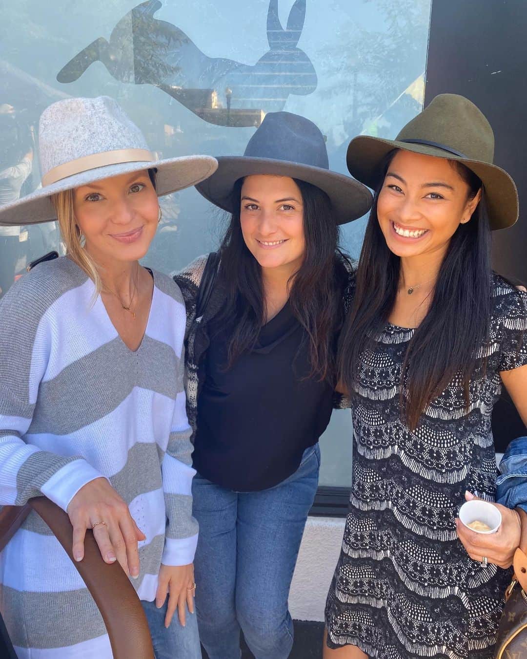 サマンサ・ドロークのインスタグラム：「We got the hat memo! Love these girls ❤️」