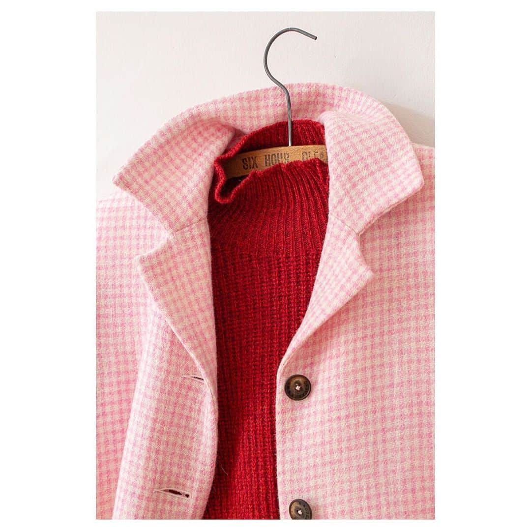 キャベジズ&ローゼズのインスタグラム：「Pink Collar. Tap to shop the Elsie Coat made from British pink and ivory tweed. Wear Elsie with the Maclean Sweater in responsibly sourced red cashmere. #prettyinpink #britishtweed #pinkpinkpink #tweedcoat #slowfashionmovement #slowfashionstyle #britishmade #taptoshop #wintercoat #cabbagesandroses #cabbagesandrosesfashion @christina_strutt @cabbagesandroses_shop」