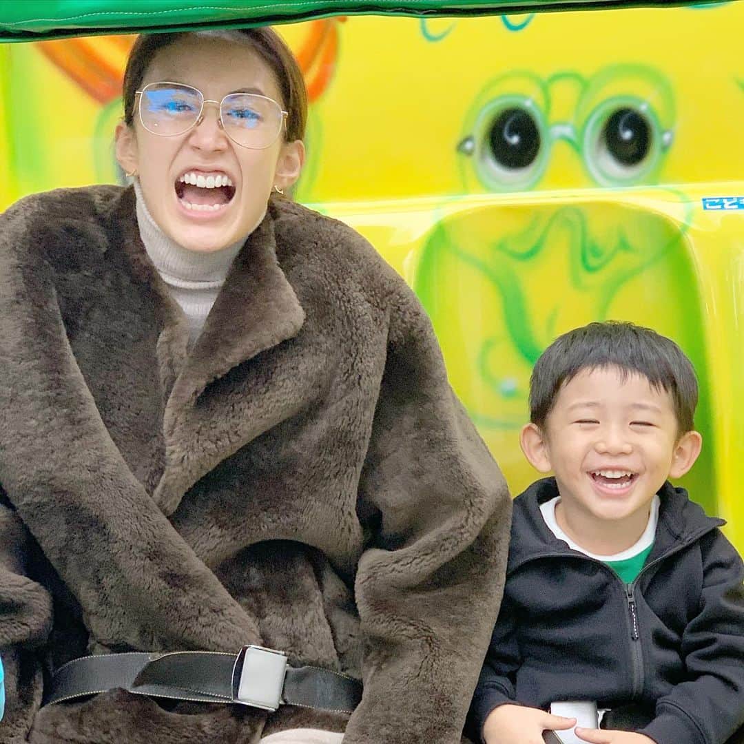 小堀ケネスのインスタグラム：「昨日は家族でとしまえんに行ってきました〜！　ディーン君は一日中笑顔マックスでした！😆 Went to Toshimaen Amusement Park yesterday.  There were lots of activities for younger kids and Dean was super happy!! #notdrunk #littledean #mommy #daddy #familyday #toshimaen #鬼ママ#ディーン君#としまえん #ハッピー#家族デー  @mariakamiyama」