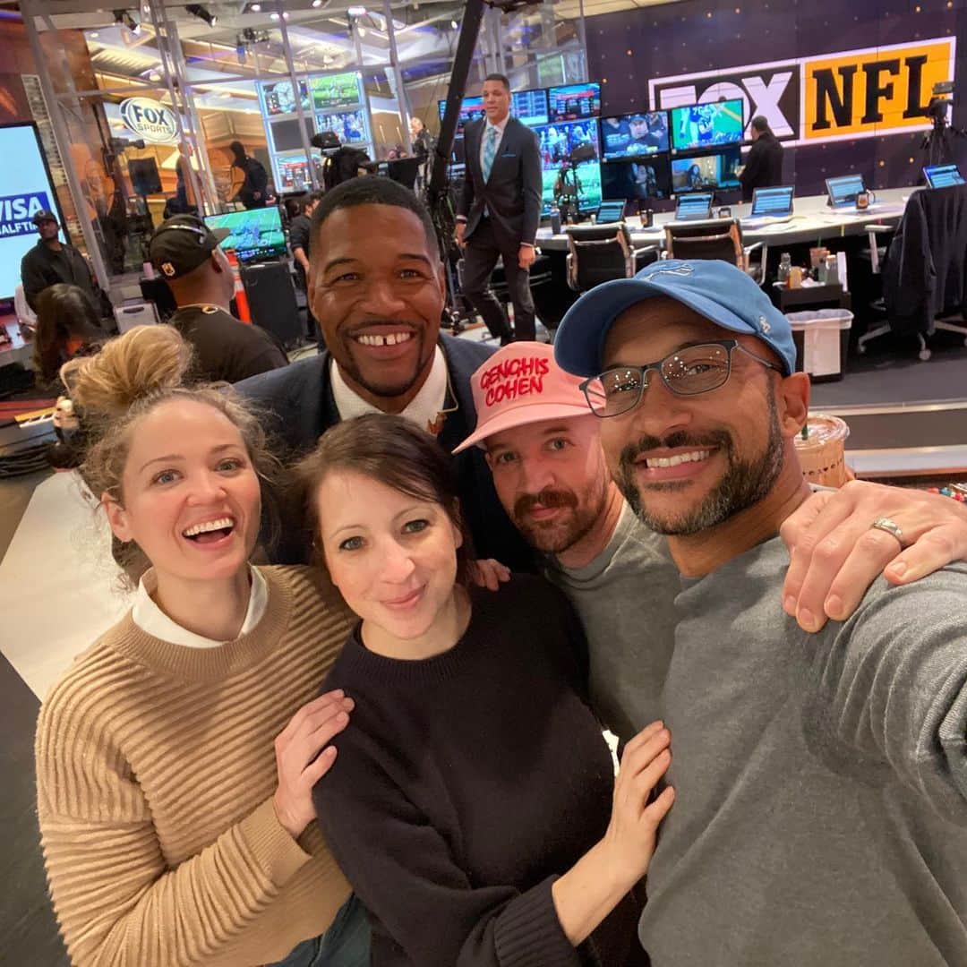 エリカ・クリステンセンのインスタグラム：「Way to spend a Sunday...! 🏈 thanks @nflonfox #gohawks 💚💙💚」