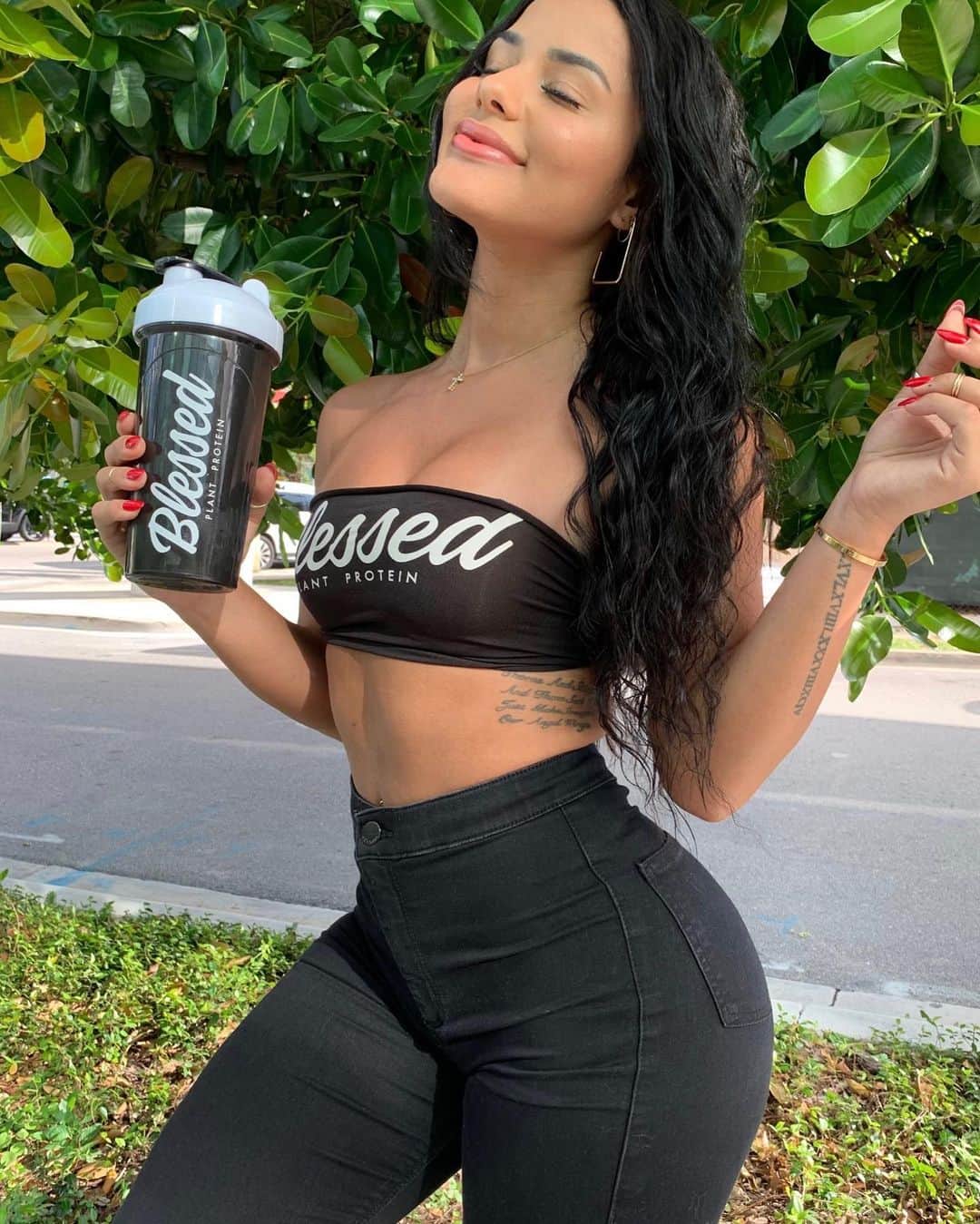 Katya Elise Henryさんのインスタグラム写真 - (Katya Elise HenryInstagram)「Who ever said vegan proteins won’t deliver the same… is seriously 👏🏽disturbed. 👏🏽🙄💁🏼‍♀️ - @blessedprotein will give you the best results with way less calories than your average whey. Did you know that high doses of whey can cause some side effects such as acne, digestion issues, nausea, thirst, bloating, cramps, reduced appetite, tiredness (fatigue), and headache. Make the switch 🌱 Blessed plant protein is made from peas! It is dairy free, soy free, gluten free, better for your body, the earth, and its saving the animals! You actually feel clean and energized after drinking it. It’s even alkalizing. It gets no better. Did I mention the Blessed container is made from recycled resin, so it is completely eco friendly 🌎 Go to www.ehplabs.com and try some out for yourself. We even offer sample packs… you will be HOOKED! Don’t say I didn’t warn ya! Make sure to use code ✖️ KATYA10 ✖️ to save 10% off your order.」11月25日 7時12分 - katyaelisehenry