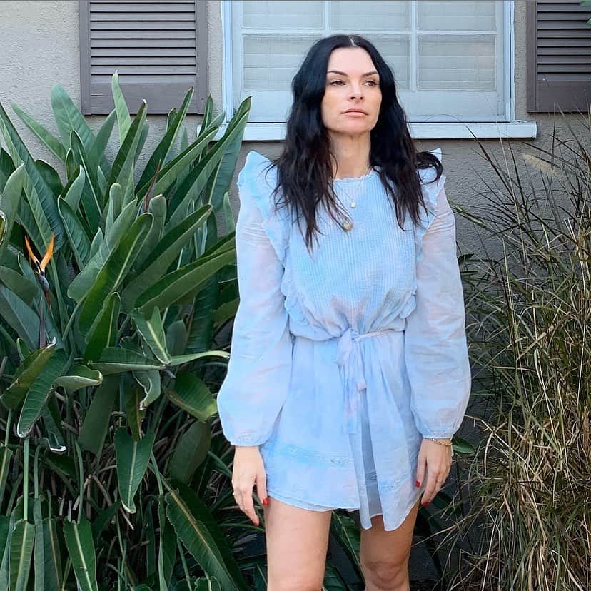 ケリー・オックスフォードのインスタグラム：「The everyone DM’d me about the dress I was wearing in my stories yesterday so I just rolled out of my sweats and into it to show you because I didn’t get any pics of it yesterday picture.」
