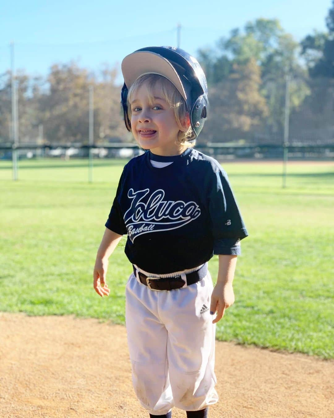 エイミー・デビッドソンさんのインスタグラム写真 - (エイミー・デビッドソンInstagram)「Pre game snack🍌⚾️ Last t-ball game of the season.  #tball #tballmom #toddler #threenager #threeyearsold #boys #boymom #mamasboy」11月25日 7時25分 - amy_davidson