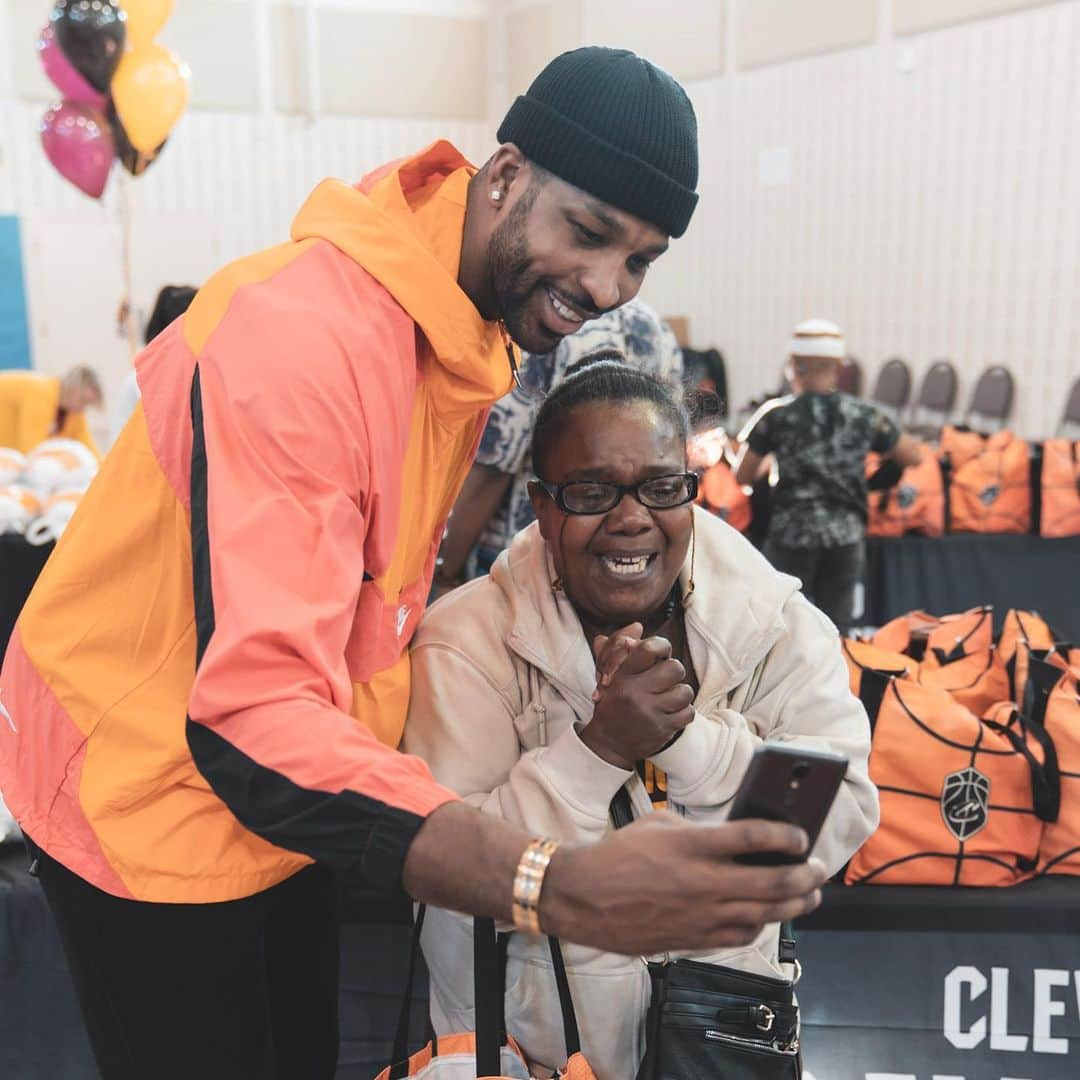 トリスタン・トンプソンさんのインスタグラム写真 - (トリスタン・トンプソンInstagram)「Today I held A turkey giveaway at the Fatima family center in Cleveland. We were blessed enough to be able to feed 250 families in need. Everyone received a full Thanksgiving dinner. Turkey, several side dishes and a pumpkin pie. I am so incredibly blessed and grateful for every blessing that I have. It has always been a dream of mine to be able to give back in ways that I certainly needed as a child growing up in Toronto. To help be a blessing or a glimmer of hope for others. I encourage anyone who can afford to spare anything extra to do so. From the slightest gesture to maybe something a little more grand if you can. This is what the holidays and humanity is all about! I want to give a huge thank you to the Cavs organization for helping me put this together today. Teamwork makes the dream work. God bless you and I pray you all have a happy Thanksgiving!」11月25日 7時18分 - realtristan13