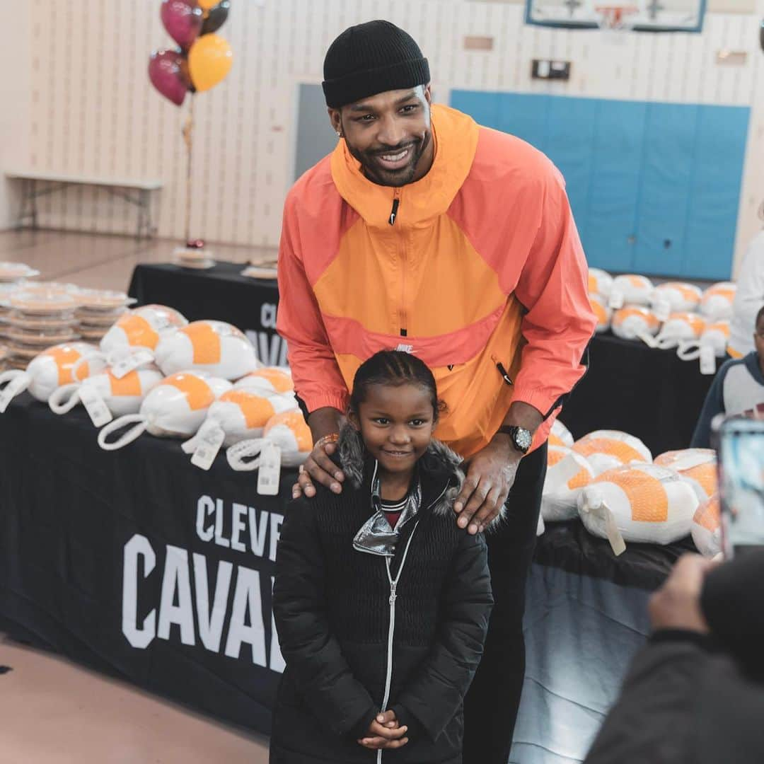 トリスタン・トンプソンさんのインスタグラム写真 - (トリスタン・トンプソンInstagram)「Today I held A turkey giveaway at the Fatima family center in Cleveland. We were blessed enough to be able to feed 250 families in need. Everyone received a full Thanksgiving dinner. Turkey, several side dishes and a pumpkin pie. I am so incredibly blessed and grateful for every blessing that I have. It has always been a dream of mine to be able to give back in ways that I certainly needed as a child growing up in Toronto. To help be a blessing or a glimmer of hope for others. I encourage anyone who can afford to spare anything extra to do so. From the slightest gesture to maybe something a little more grand if you can. This is what the holidays and humanity is all about! I want to give a huge thank you to the Cavs organization for helping me put this together today. Teamwork makes the dream work. God bless you and I pray you all have a happy Thanksgiving!」11月25日 7時18分 - realtristan13