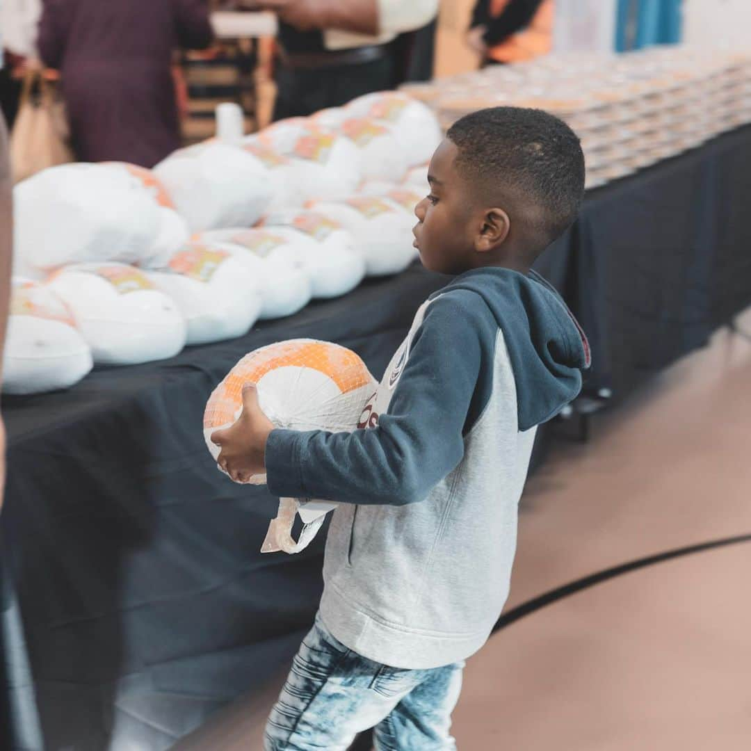 トリスタン・トンプソンさんのインスタグラム写真 - (トリスタン・トンプソンInstagram)「Today I held A turkey giveaway at the Fatima family center in Cleveland. We were blessed enough to be able to feed 250 families in need. Everyone received a full Thanksgiving dinner. Turkey, several side dishes and a pumpkin pie. I am so incredibly blessed and grateful for every blessing that I have. It has always been a dream of mine to be able to give back in ways that I certainly needed as a child growing up in Toronto. To help be a blessing or a glimmer of hope for others. I encourage anyone who can afford to spare anything extra to do so. From the slightest gesture to maybe something a little more grand if you can. This is what the holidays and humanity is all about! I want to give a huge thank you to the Cavs organization for helping me put this together today. Teamwork makes the dream work. God bless you and I pray you all have a happy Thanksgiving!」11月25日 7時18分 - realtristan13