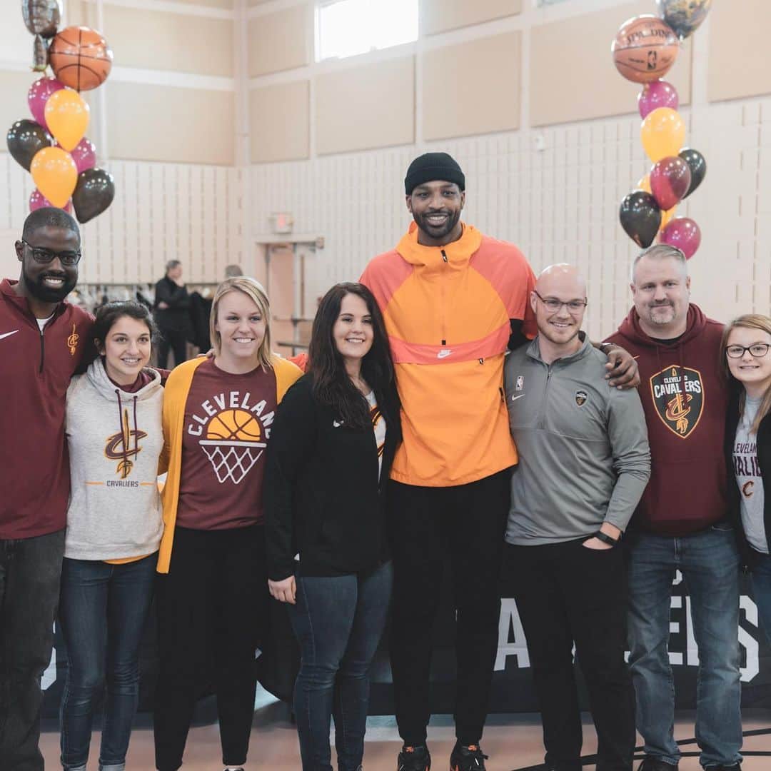 トリスタン・トンプソンのインスタグラム：「Today I held A turkey giveaway at the Fatima family center in Cleveland. We were blessed enough to be able to feed 250 families in need. Everyone received a full Thanksgiving dinner. Turkey, several side dishes and a pumpkin pie. I am so incredibly blessed and grateful for every blessing that I have. It has always been a dream of mine to be able to give back in ways that I certainly needed as a child growing up in Toronto. To help be a blessing or a glimmer of hope for others. I encourage anyone who can afford to spare anything extra to do so. From the slightest gesture to maybe something a little more grand if you can. This is what the holidays and humanity is all about! I want to give a huge thank you to the Cavs organization for helping me put this together today. Teamwork makes the dream work. God bless you and I pray you all have a happy Thanksgiving!」
