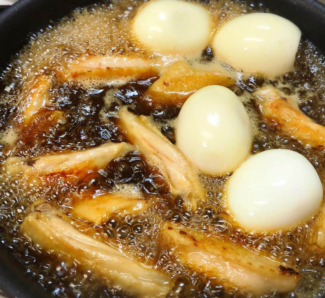 Mizuki【料理ブロガー・簡単レシピ】さんのインスタグラム写真 - (Mizuki【料理ブロガー・簡単レシピ】Instagram)「・﻿ 【レシピ】ーーーーーーー﻿ ♡煮込み8分♡﻿ 手羽とたまごのうま照り煮﻿ ーーーーーーーーーーーー﻿ ﻿ おはようございます(*^^*)﻿ 今日は煮物レシピのご紹介です♩﻿ お手軽な手羽中&たまごを﻿ 旨味満点のたれで煮込みました♡﻿ 煮込み時間たった8分で﻿ テリッテリに仕上がりますよ(*´艸`)﻿ ﻿ これ、手間なく作れて﻿ おかずにもおつまみにもなるので﻿ よかったらお試し下さいね♫﻿ ﻿ ﻿ ーーーーーーーーーーーー﻿ 【2〜3人分】﻿ 手羽中...10本(200g)﻿ ゆで卵...3〜4個﻿ ●水...200ml ●酒・みりん...各大2﻿ ●醤油...大1﻿ ●オイスターソース...大1/2﻿ ●鶏がらスープ・砂糖...各小1/2﻿ ﻿ 1.(油なしで)中火で熱したフライパンで、手羽を両面焼く。﻿ 2.焼き色がついたら、●とゆで卵を加え、たまに混ぜながらとろみがつくまで8分程煮る。﻿ ーーーーーーーーーーーー﻿ ﻿ ﻿ 《ポイント》﻿ ♦︎火加減は終始中火です♩﻿ ♦︎鶏ももや手羽先で作っても美味しいです♩﻿ ♦︎冷蔵庫で3日は保存できます♩ ﻿ ﻿ ﻿ ﻿ 【お知らせ】﻿ ストーリーズでは一日数回﻿ 別レシピをご紹介しております(*^^*)﻿ ＊コメントは最新の投稿に下さいますよう﻿ お願い致しますm(_ _)m﻿ ﻿ ﻿ ﻿ 🎀新刊【#ほめられごはん 】🎀﻿ 🔹おかげさまで重版しました！！🔹﻿ 楽天ブックスでご購入いただきますと﻿ レシピカードの特典がついてきます♡﻿ ﻿ ﻿ ﻿ #ブログ更新しました﻿ ブログはホームのリンクよりご覧下さい↓﻿ @mizuki_31cafe﻿ 【Mizuki公式ラインブログ】﻿ https://lineblog.me/mizuki_official/﻿ ﻿ ﻿ ﻿ #手羽#手羽中#たまご#煮物#作り置き#スピードおかず#Mizuki#簡単レシピ#時短レシピ#節約レシピ#料理#レシピ#フーディーテーブル#おうちごはん#おうちカフェ#デリスタグラマー#料理好きな人と繋がりたい#料理ブロガー#おうちごはんlover#器#マカロニメイト﻿ #foodpic#follow#cooking#recipe#lin_stagrammer」11月25日 7時21分 - mizuki_31cafe