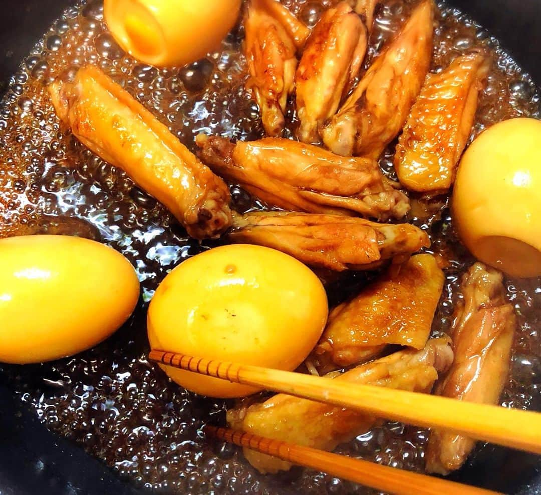 Mizuki【料理ブロガー・簡単レシピ】さんのインスタグラム写真 - (Mizuki【料理ブロガー・簡単レシピ】Instagram)「・﻿ 【レシピ】ーーーーーーー﻿ ♡煮込み8分♡﻿ 手羽とたまごのうま照り煮﻿ ーーーーーーーーーーーー﻿ ﻿ おはようございます(*^^*)﻿ 今日は煮物レシピのご紹介です♩﻿ お手軽な手羽中&たまごを﻿ 旨味満点のたれで煮込みました♡﻿ 煮込み時間たった8分で﻿ テリッテリに仕上がりますよ(*´艸`)﻿ ﻿ これ、手間なく作れて﻿ おかずにもおつまみにもなるので﻿ よかったらお試し下さいね♫﻿ ﻿ ﻿ ーーーーーーーーーーーー﻿ 【2〜3人分】﻿ 手羽中...10本(200g)﻿ ゆで卵...3〜4個﻿ ●水...200ml ●酒・みりん...各大2﻿ ●醤油...大1﻿ ●オイスターソース...大1/2﻿ ●鶏がらスープ・砂糖...各小1/2﻿ ﻿ 1.(油なしで)中火で熱したフライパンで、手羽を両面焼く。﻿ 2.焼き色がついたら、●とゆで卵を加え、たまに混ぜながらとろみがつくまで8分程煮る。﻿ ーーーーーーーーーーーー﻿ ﻿ ﻿ 《ポイント》﻿ ♦︎火加減は終始中火です♩﻿ ♦︎鶏ももや手羽先で作っても美味しいです♩﻿ ♦︎冷蔵庫で3日は保存できます♩ ﻿ ﻿ ﻿ ﻿ 【お知らせ】﻿ ストーリーズでは一日数回﻿ 別レシピをご紹介しております(*^^*)﻿ ＊コメントは最新の投稿に下さいますよう﻿ お願い致しますm(_ _)m﻿ ﻿ ﻿ ﻿ 🎀新刊【#ほめられごはん 】🎀﻿ 🔹おかげさまで重版しました！！🔹﻿ 楽天ブックスでご購入いただきますと﻿ レシピカードの特典がついてきます♡﻿ ﻿ ﻿ ﻿ #ブログ更新しました﻿ ブログはホームのリンクよりご覧下さい↓﻿ @mizuki_31cafe﻿ 【Mizuki公式ラインブログ】﻿ https://lineblog.me/mizuki_official/﻿ ﻿ ﻿ ﻿ #手羽#手羽中#たまご#煮物#作り置き#スピードおかず#Mizuki#簡単レシピ#時短レシピ#節約レシピ#料理#レシピ#フーディーテーブル#おうちごはん#おうちカフェ#デリスタグラマー#料理好きな人と繋がりたい#料理ブロガー#おうちごはんlover#器#マカロニメイト﻿ #foodpic#follow#cooking#recipe#lin_stagrammer」11月25日 7時21分 - mizuki_31cafe