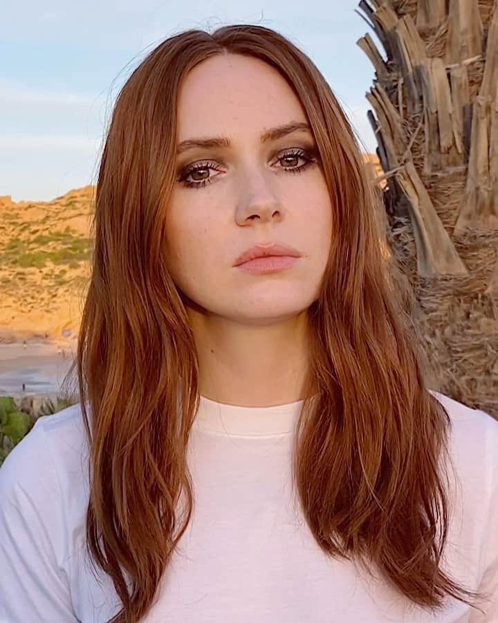 JO BAKERのインスタグラム：「K A R E N • G I L L A N 🏴󠁧󠁢󠁳󠁣󠁴󠁿 Grunge ...grease.. smokies for #KarenGillan  We maybe doing press on the beach ...but that doesn’t mean we cant bring some #Katemoss inspired feelings.  #jobakermakeupartist」