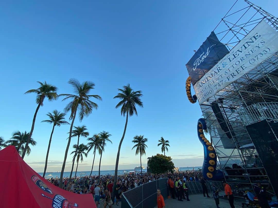 ジム・アドキンスのインスタグラム：「Surviving show 23. Riptide Music Fest. Ft Lauderdale, FL」