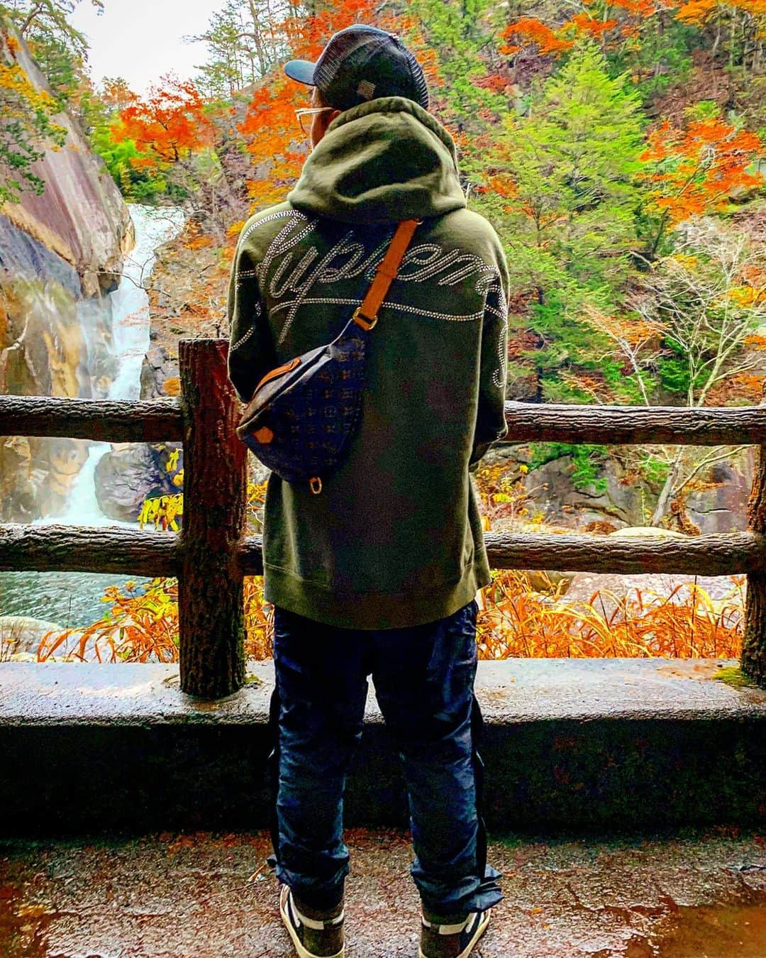 イルマニアさんのインスタグラム写真 - (イルマニアInstagram)「山梨まで紅葉見に行こうよう🍁🍁🍁 ・ ・ 紅葉もよかったけど滝と岩がめっちゃいい感じだったわ✨ ・ ・ 自然にできたものって思うと尚更凄い✨ ・ ・ 帰りは「ほうとう」食べたんだけど味噌汁うどんて感じで温まったわ💖 ・ ・ p.s 足場が濡れてて靴汚れたから車戻ってすぐ靴拭きましたwww←共感者コメント📝 ・ ・ #イルマニア#mcma#紅葉#昇仙峡#山梨#ほうとう#味噌汁#うどん#味噌汁うどん#仙娥滝 #supreme#chromeheart#fearofgod #nike#travisscott #jordan#jordan1#louisvuitton #lv」11月25日 7時24分 - mcma0821