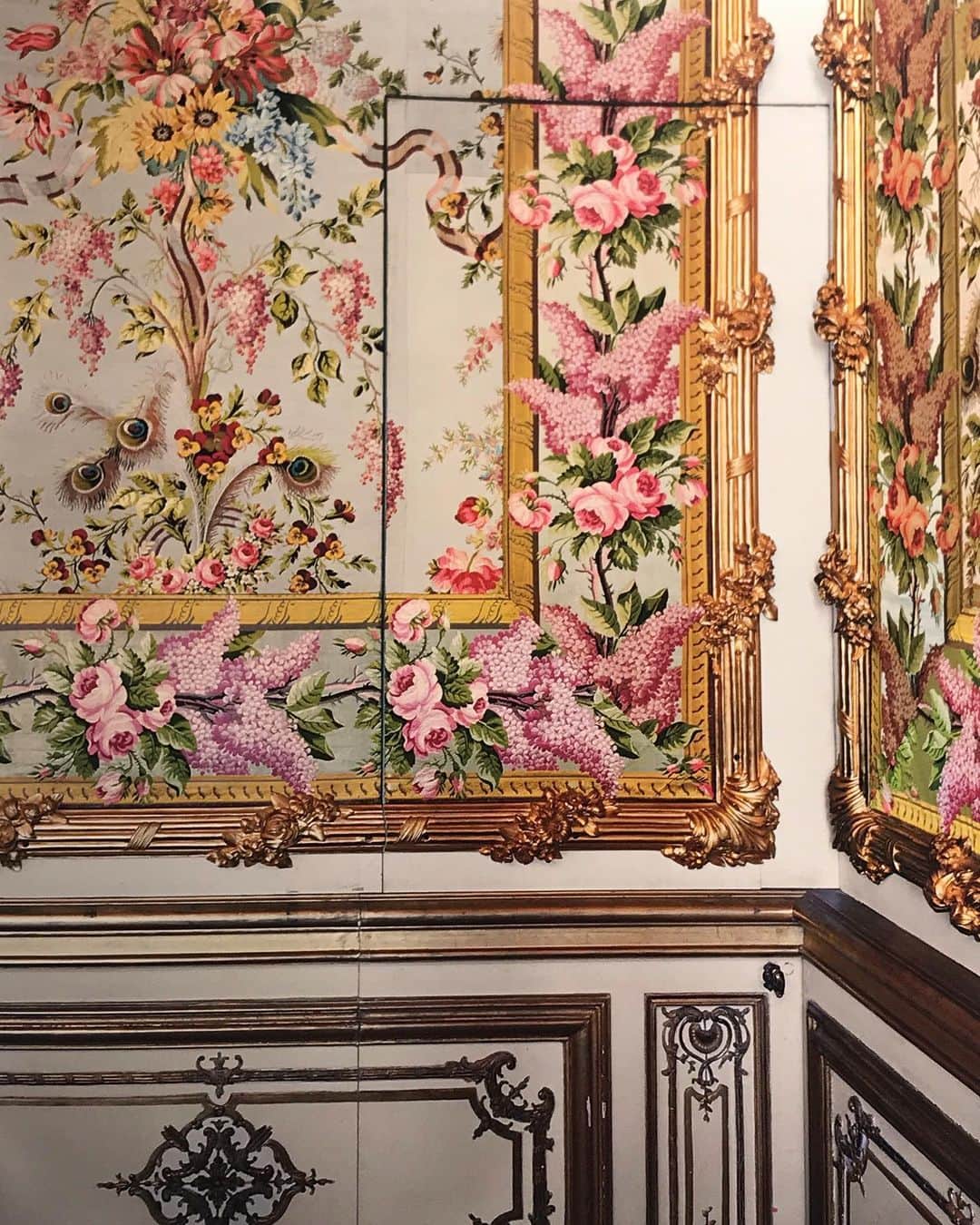 アレクシマビーユのインスタグラム：「Forever emotional to see such a fresh color palette for Marie Antoinette bedroom in versailles @chateauversailles @marieantoinetteofficiel @alexismabille #emotions #versailles #marieantoinettestyle #colors #colorpalette #freshcolors #chambredelareine #lilac #roses #peacock #ribbons #pensee #fleurdepensée #arabesques #crush pictures @polidori_polidori @tassinari_et_chatel」